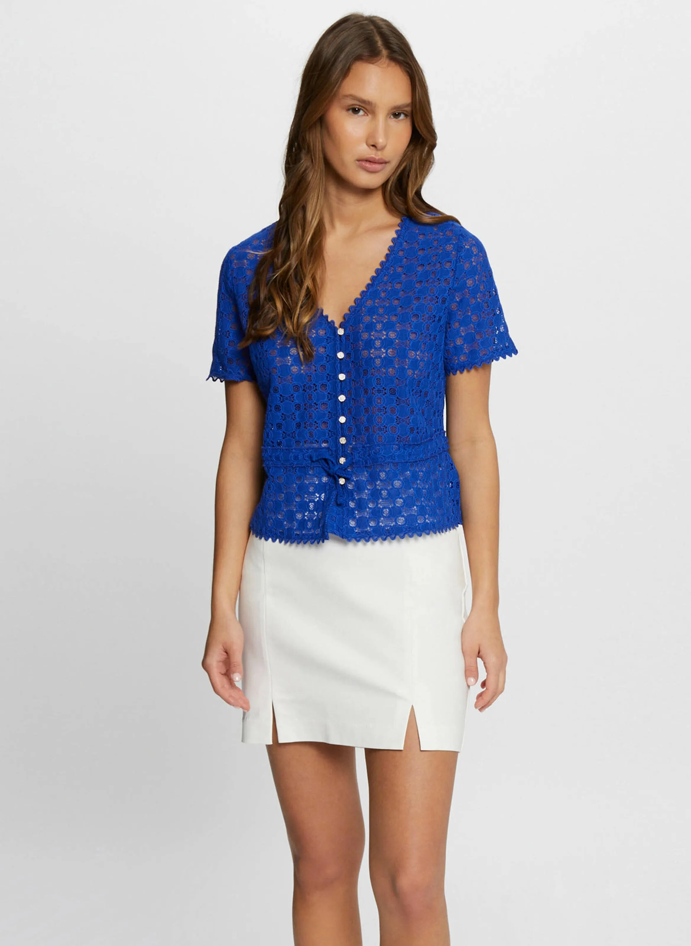 MORGAN DATE  TOP ESCOTE EN V DE ENCAJE EN AZUL