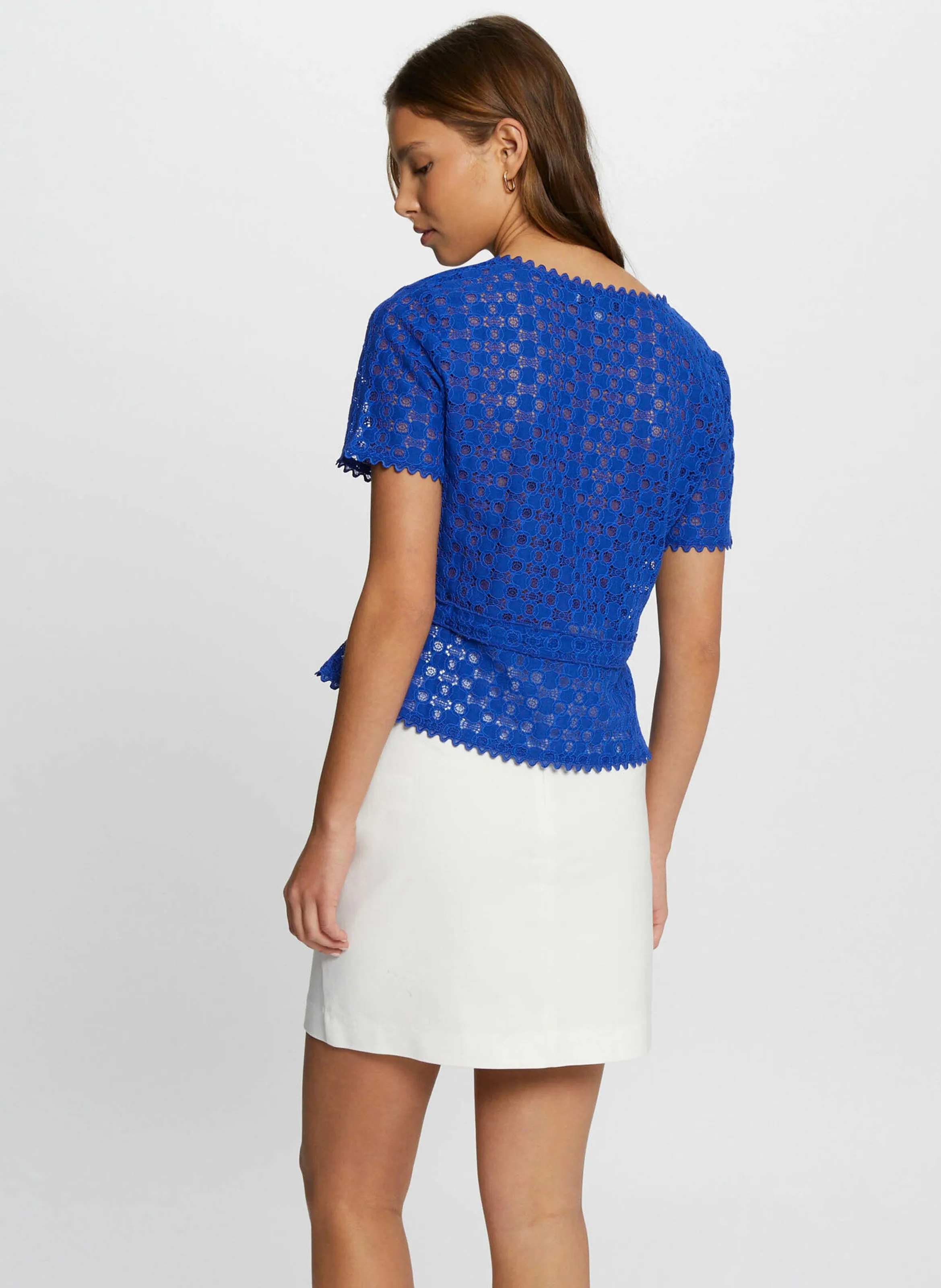 MORGAN DATE  TOP ESCOTE EN V DE ENCAJE EN AZUL