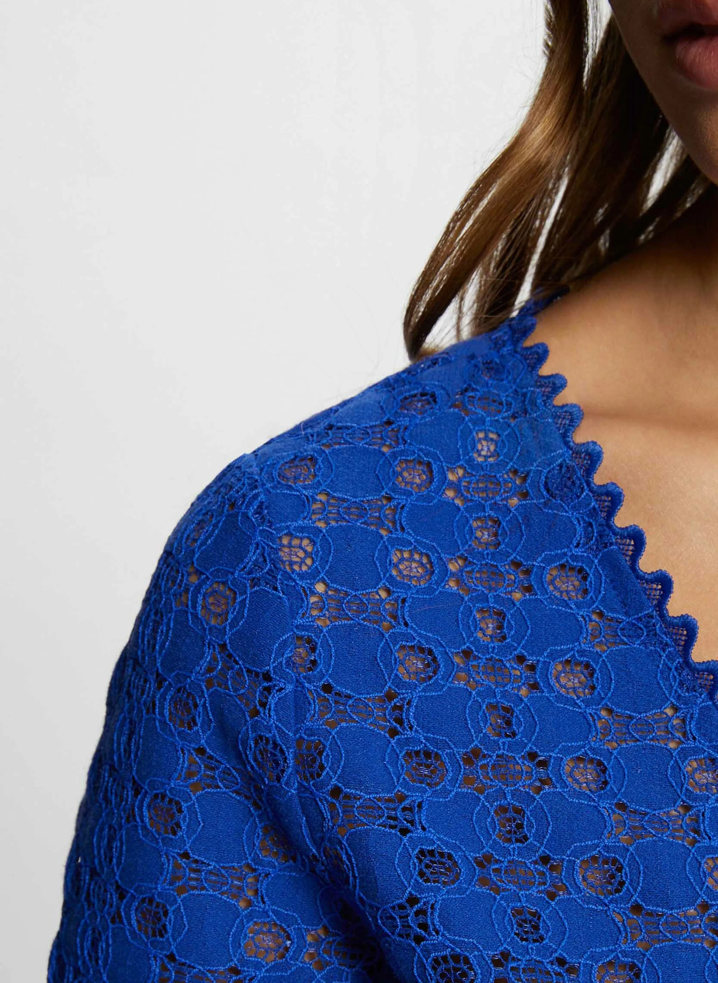 MORGAN DATE  TOP ESCOTE EN V DE ENCAJE EN AZUL