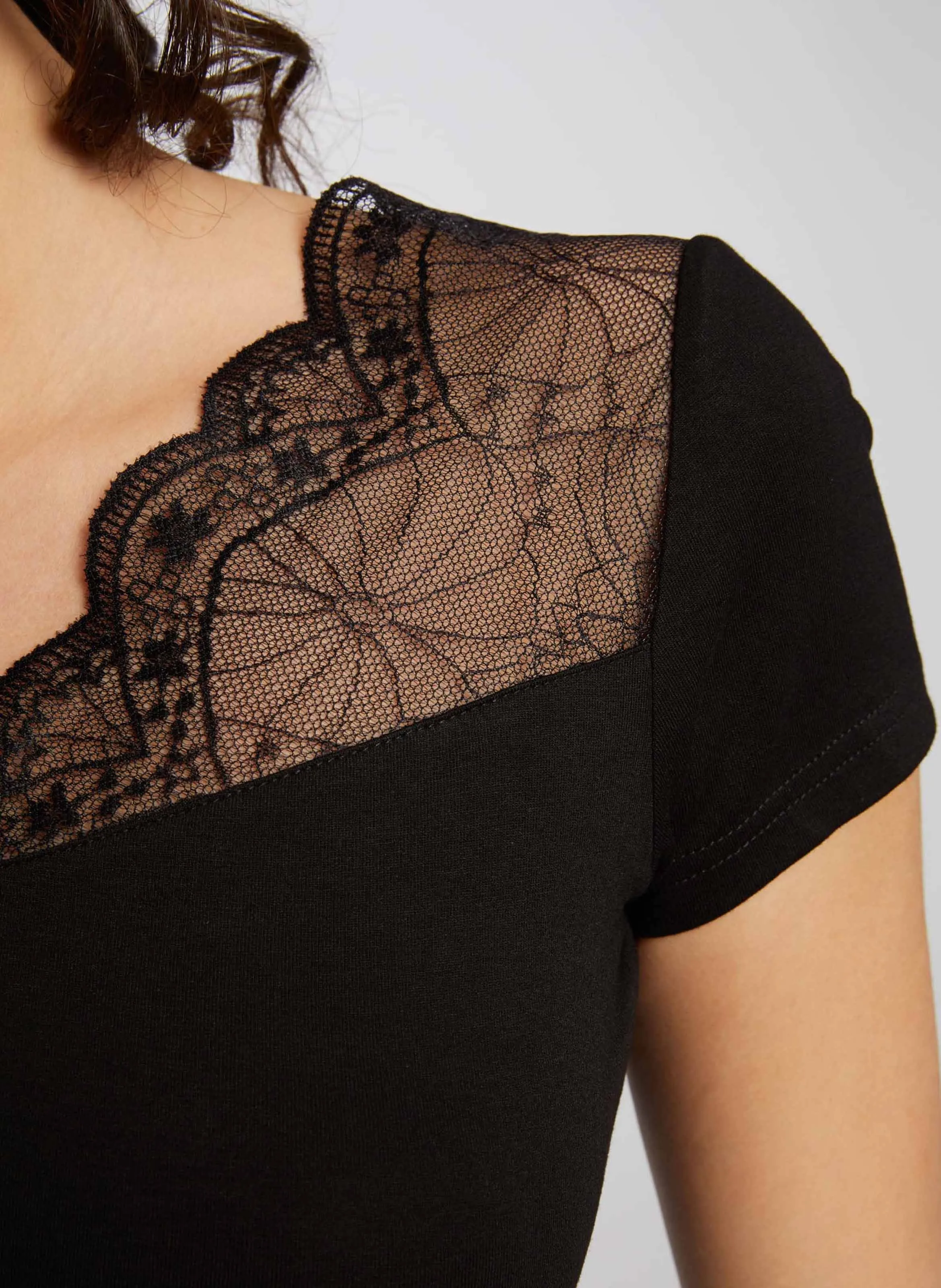 MORGAN DCLARY.N  CAMISETA CON CUELLO DE PICO Y APLIQUE DE ENCAJE EN NEGRO