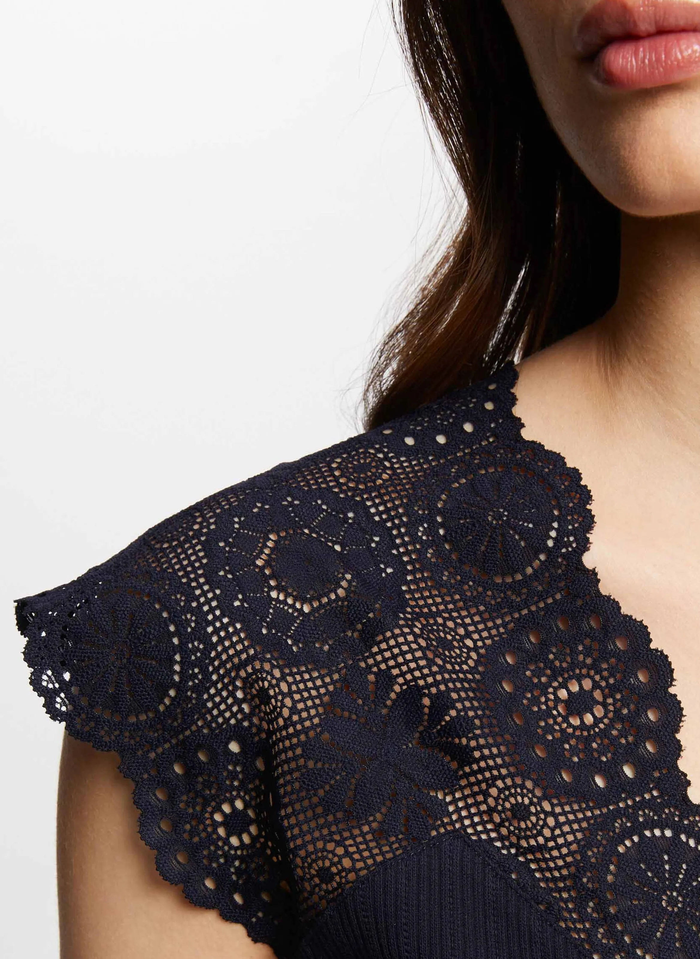 MORGAN DELOR  CAMISETA DE ENCAJE CON CUELLO DE PICO EN AZUL