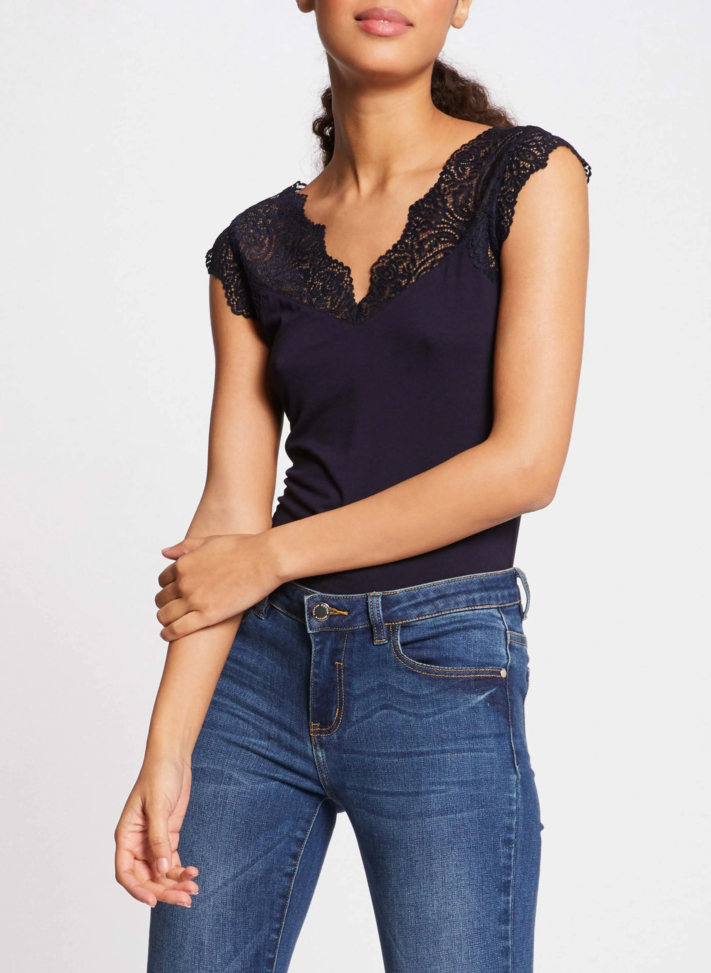 MORGAN DENO  TOP CON CUELLO DE PICO Y ENCAJE EN AZUL
