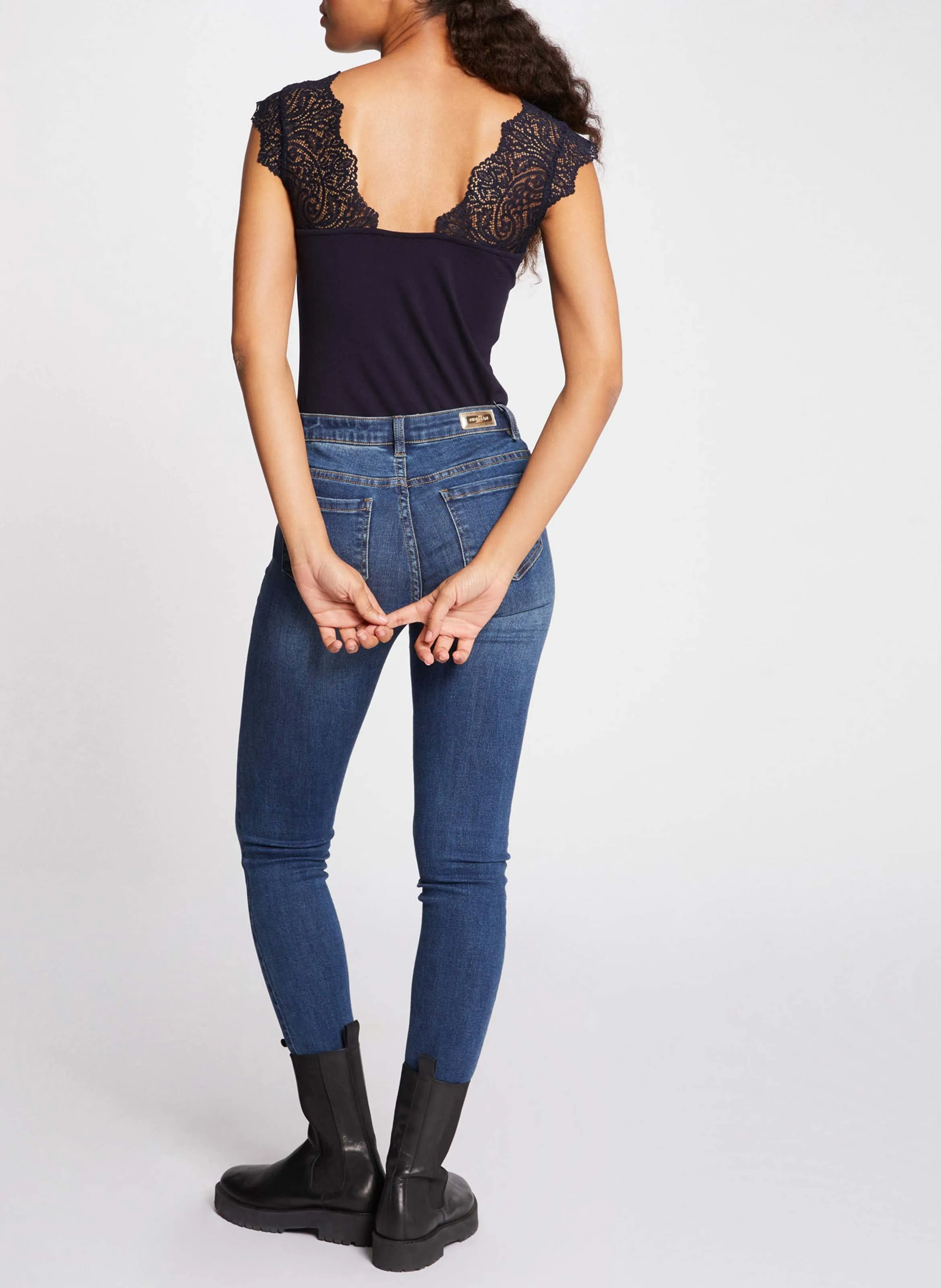 MORGAN DENO  TOP CON CUELLO DE PICO Y ENCAJE EN AZUL