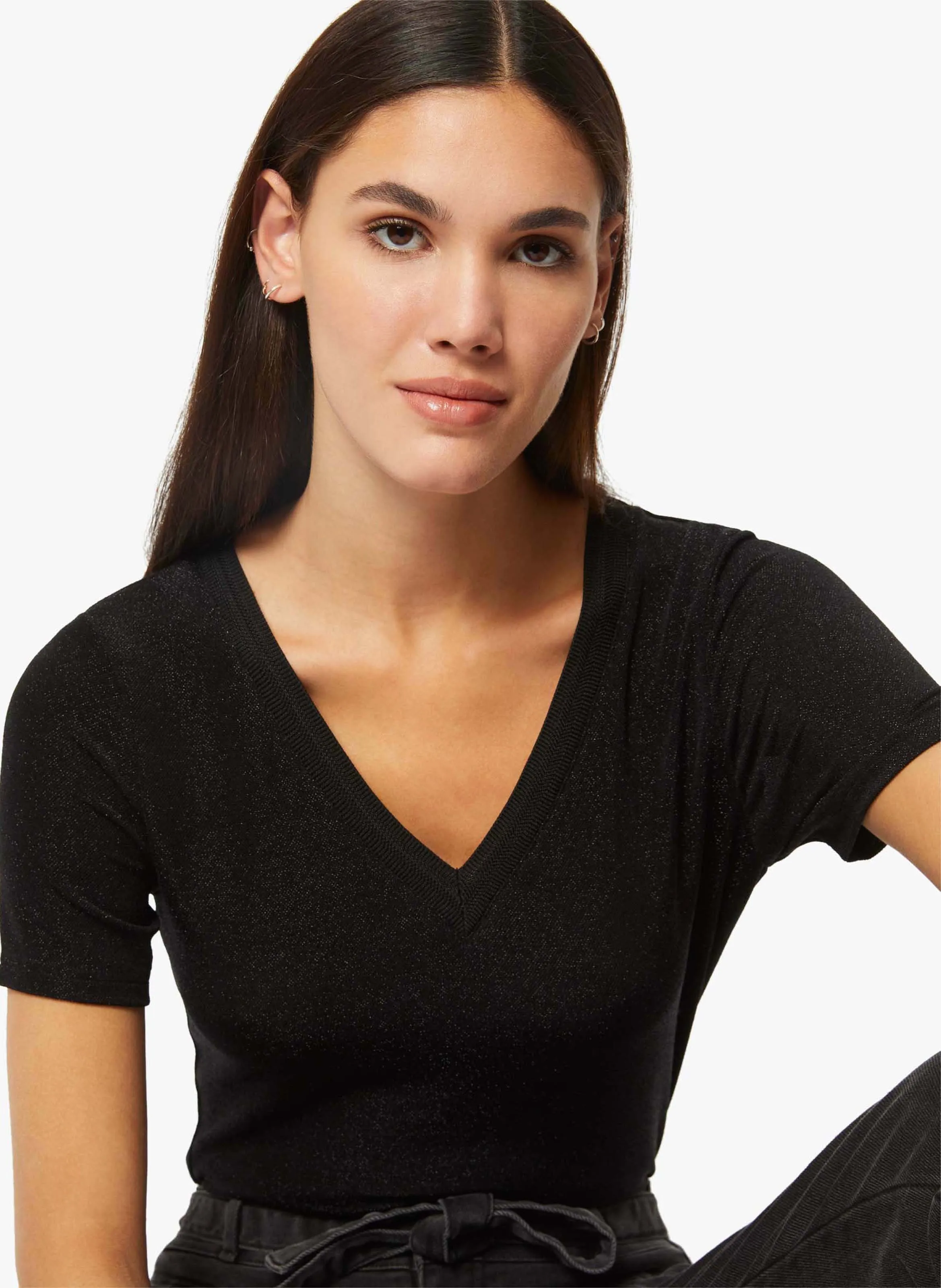 MORGAN DIWI  CAMISETA METALIZADA CON CUELLO DE PICO EN NEGRO