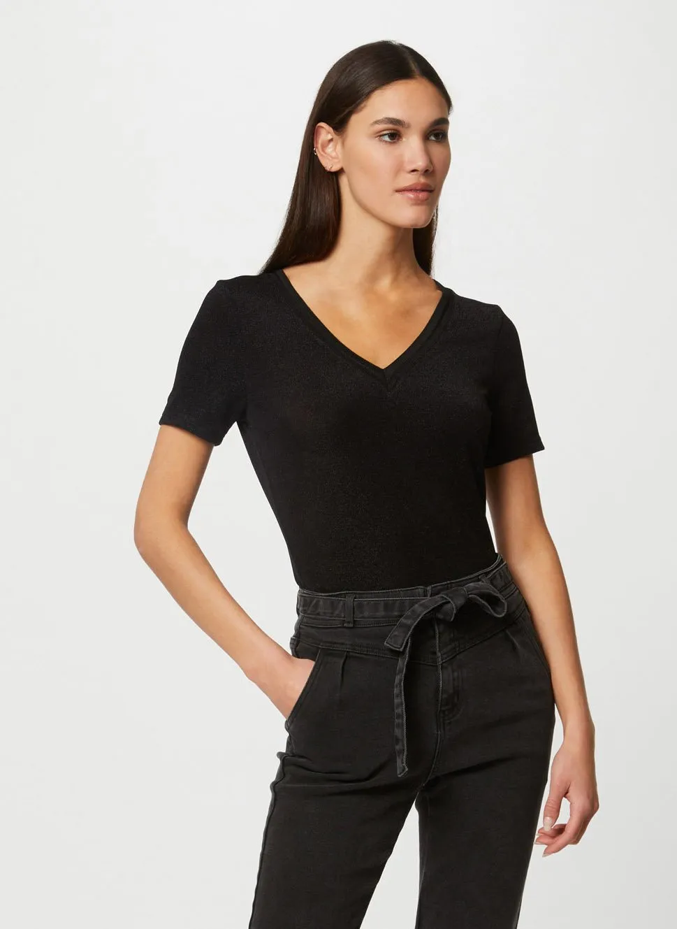 MORGAN DIWI  CAMISETA METALIZADA CON CUELLO DE PICO EN NEGRO