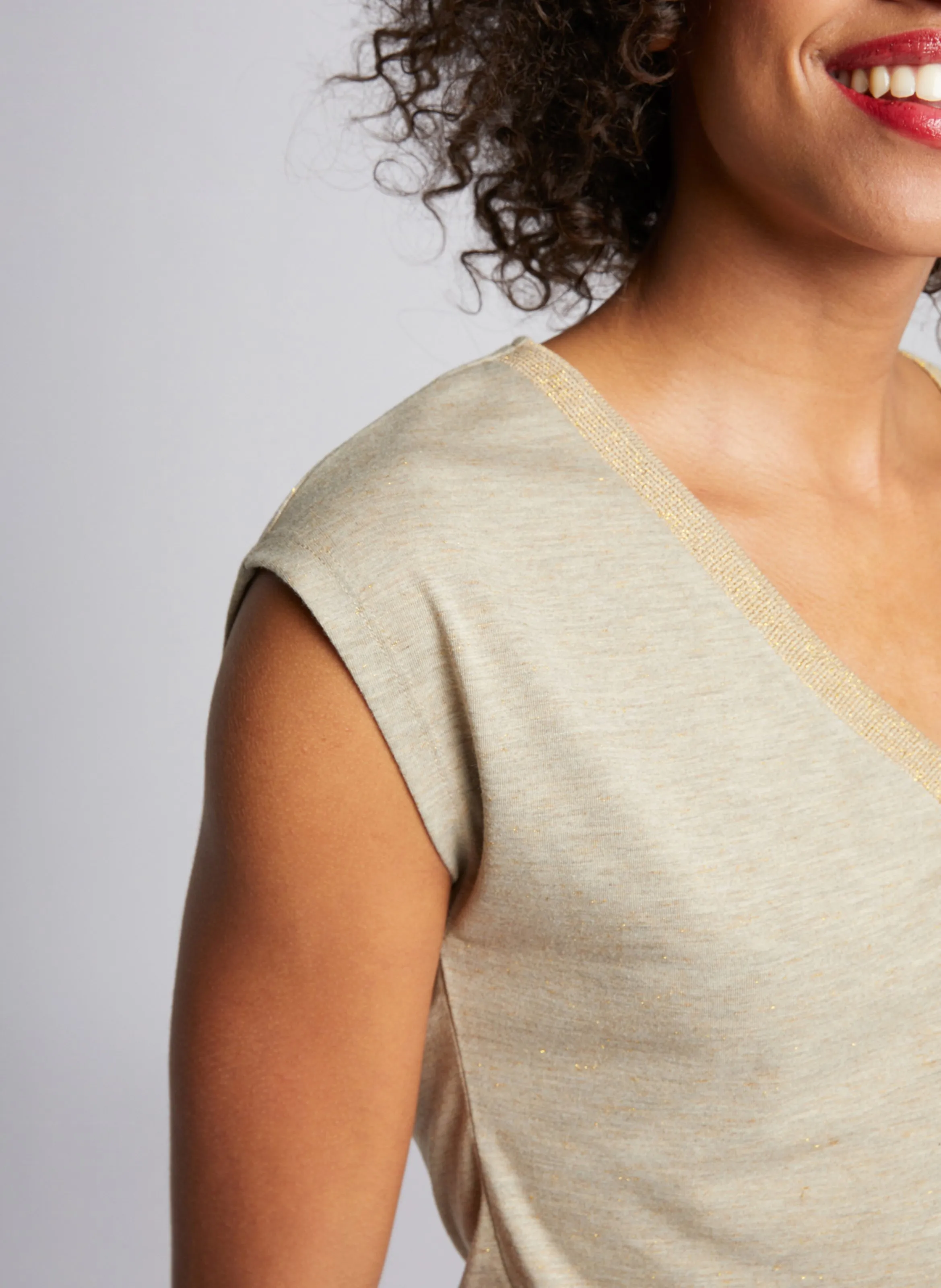 MORGAN DMAYA.N  CAMISETA IRISADA CON CUELLO DE PICO EN BEIGE