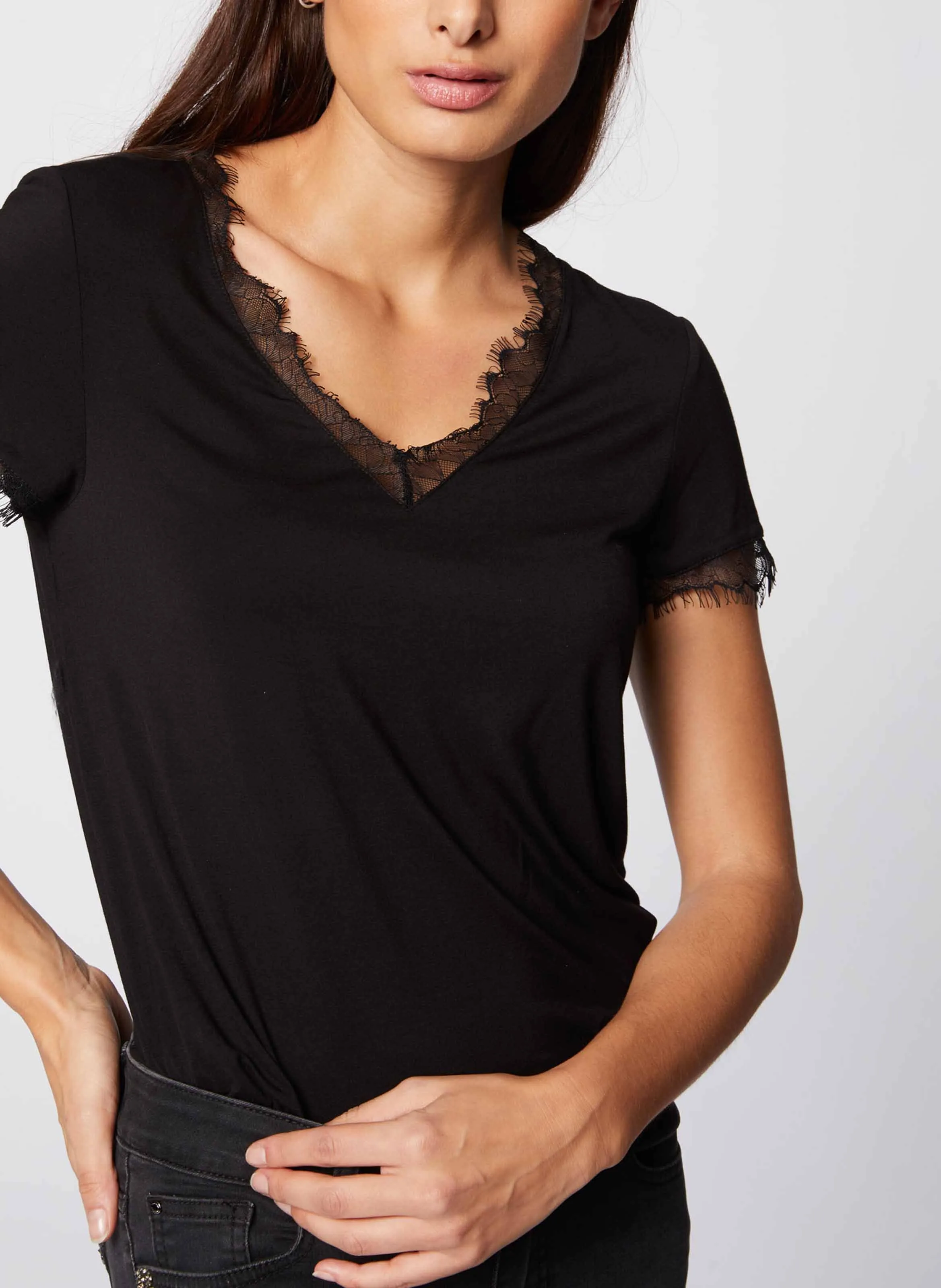 MORGAN DMINOL.N  CAMISETA CON CUELLO DE PICO Y APLIQUE DE ENCAJE EN NEGRO