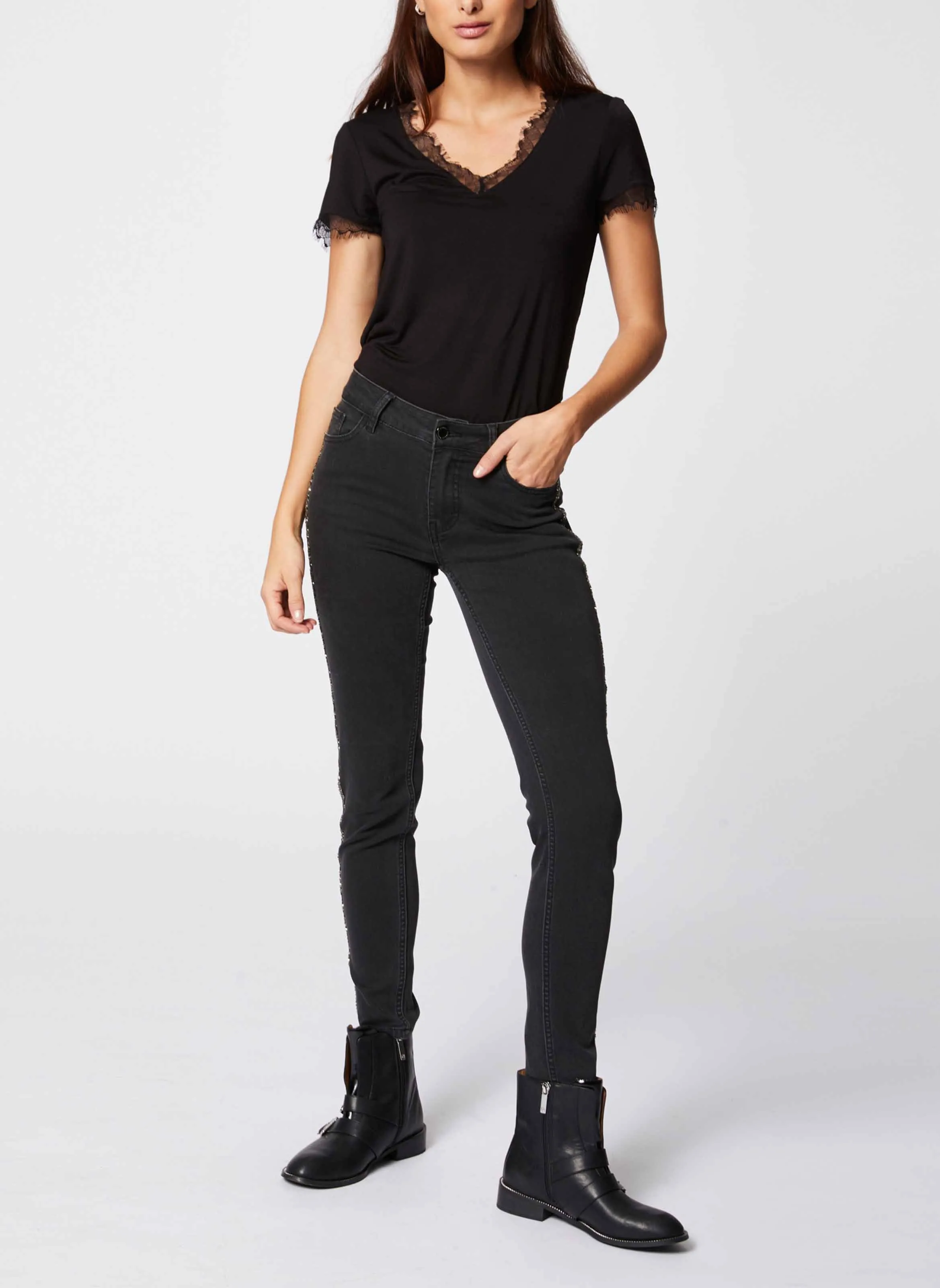 MORGAN DMINOL.N  CAMISETA CON CUELLO DE PICO Y APLIQUE DE ENCAJE EN NEGRO
