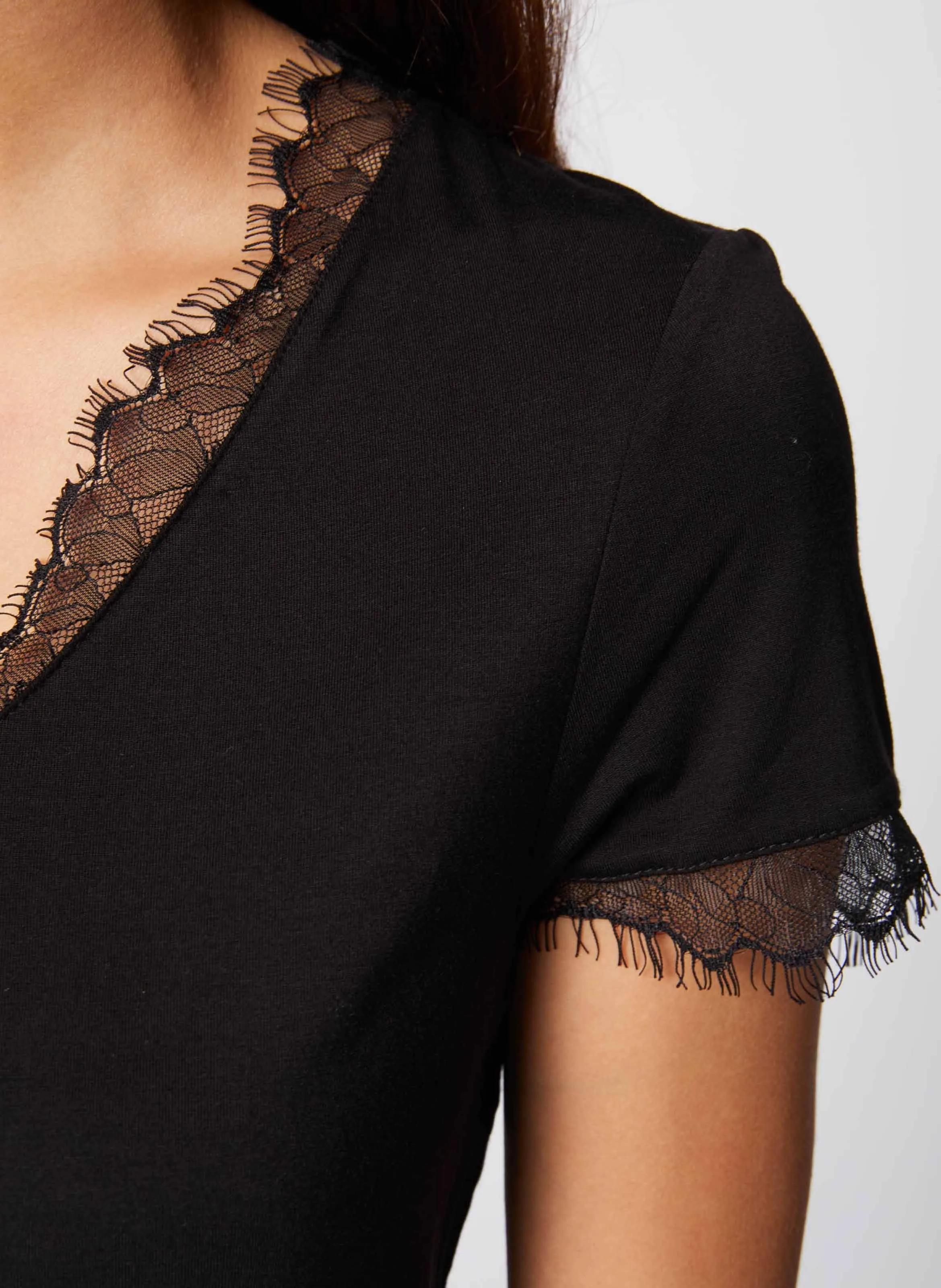 MORGAN DMINOL.N  CAMISETA CON CUELLO DE PICO Y APLIQUE DE ENCAJE EN NEGRO