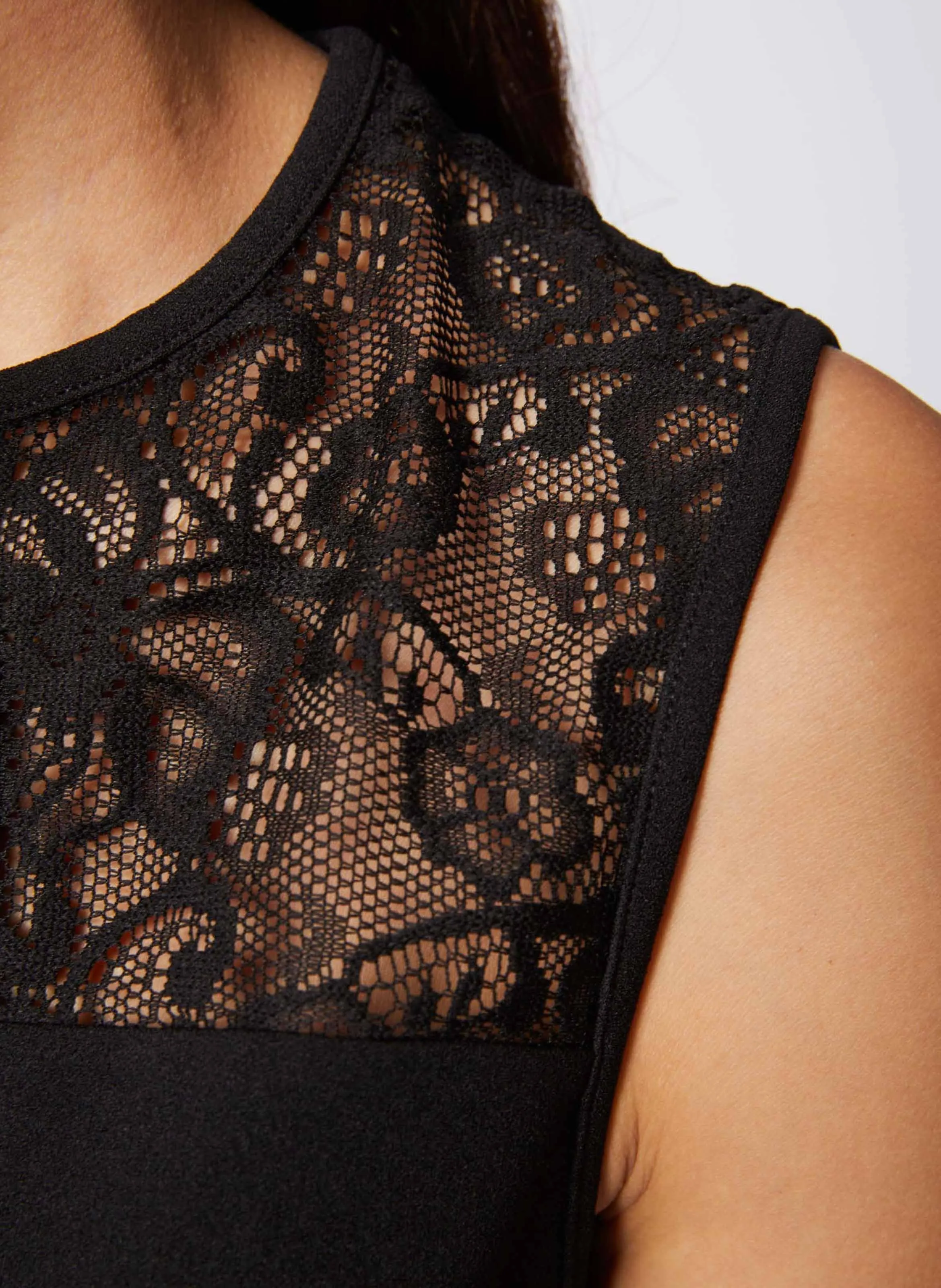 MORGAN DMUST.N  TOP DE ENCAJE SIN MANGAS CON CUELLO REDONDO EN NEGRO