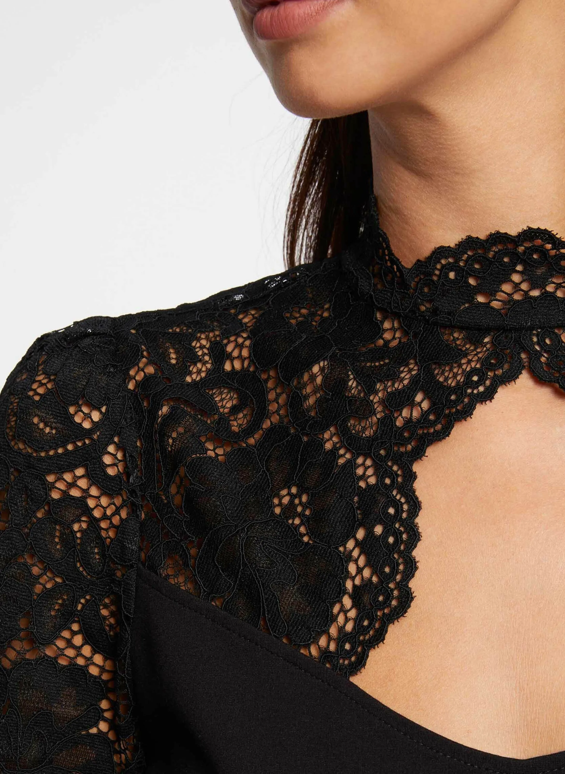 MORGAN DOUAZA  CAMISETA DE ENCAJE DE MANGA CORTA EN NEGRO