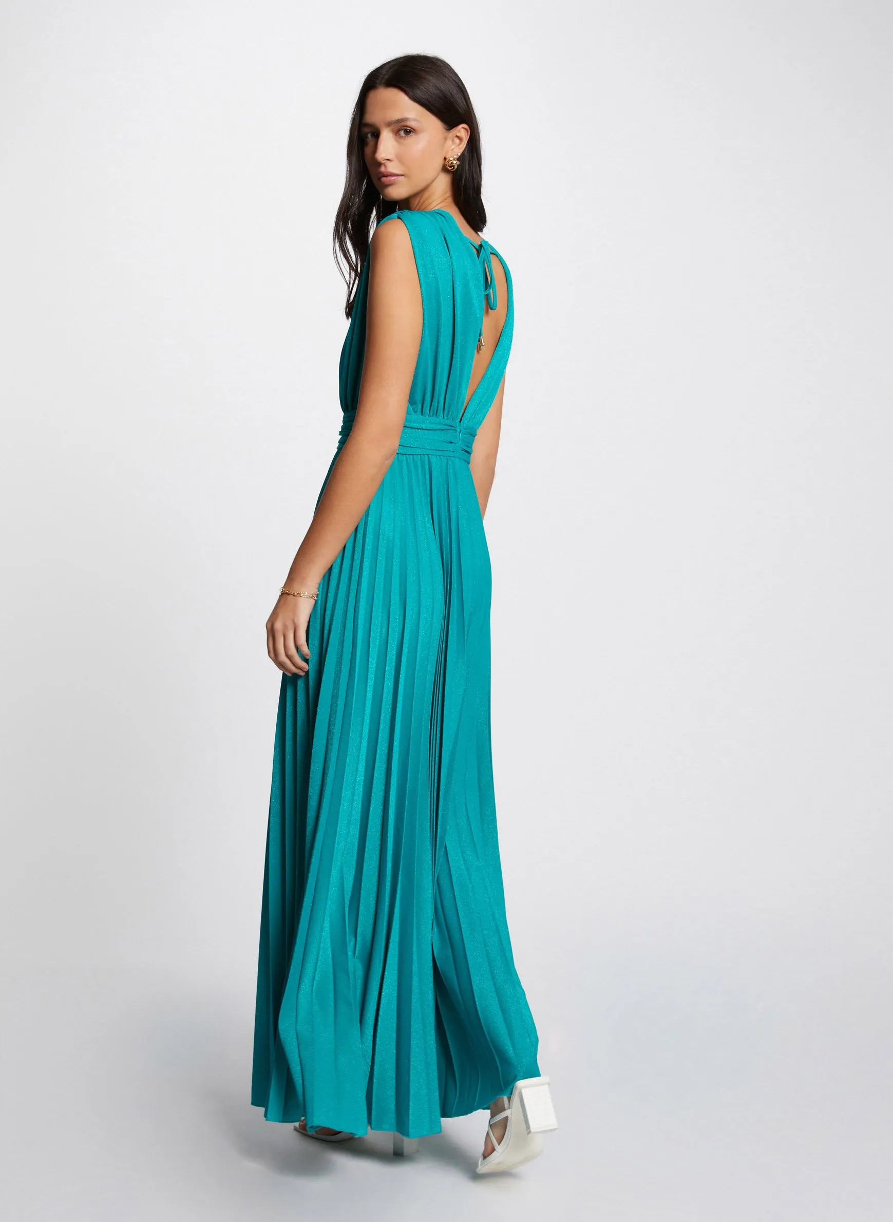 MORGAN REINE  VESTIDO LARGO CON CUELLO EN V, EVASé Y PLISADO. EN AZUL