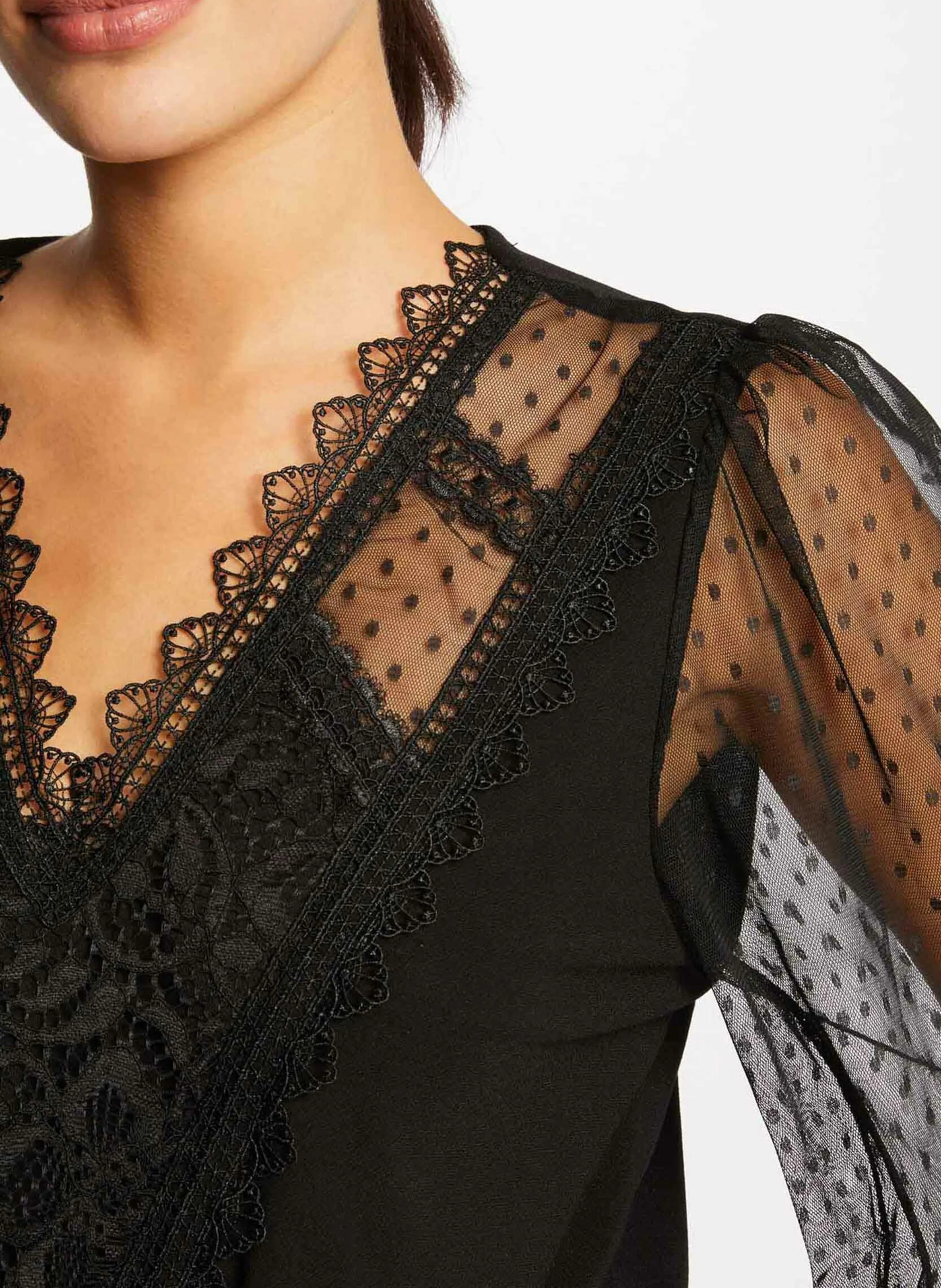 MORGAN TAGADA  TOP CON CUELLO DE PICO EN NEGRO