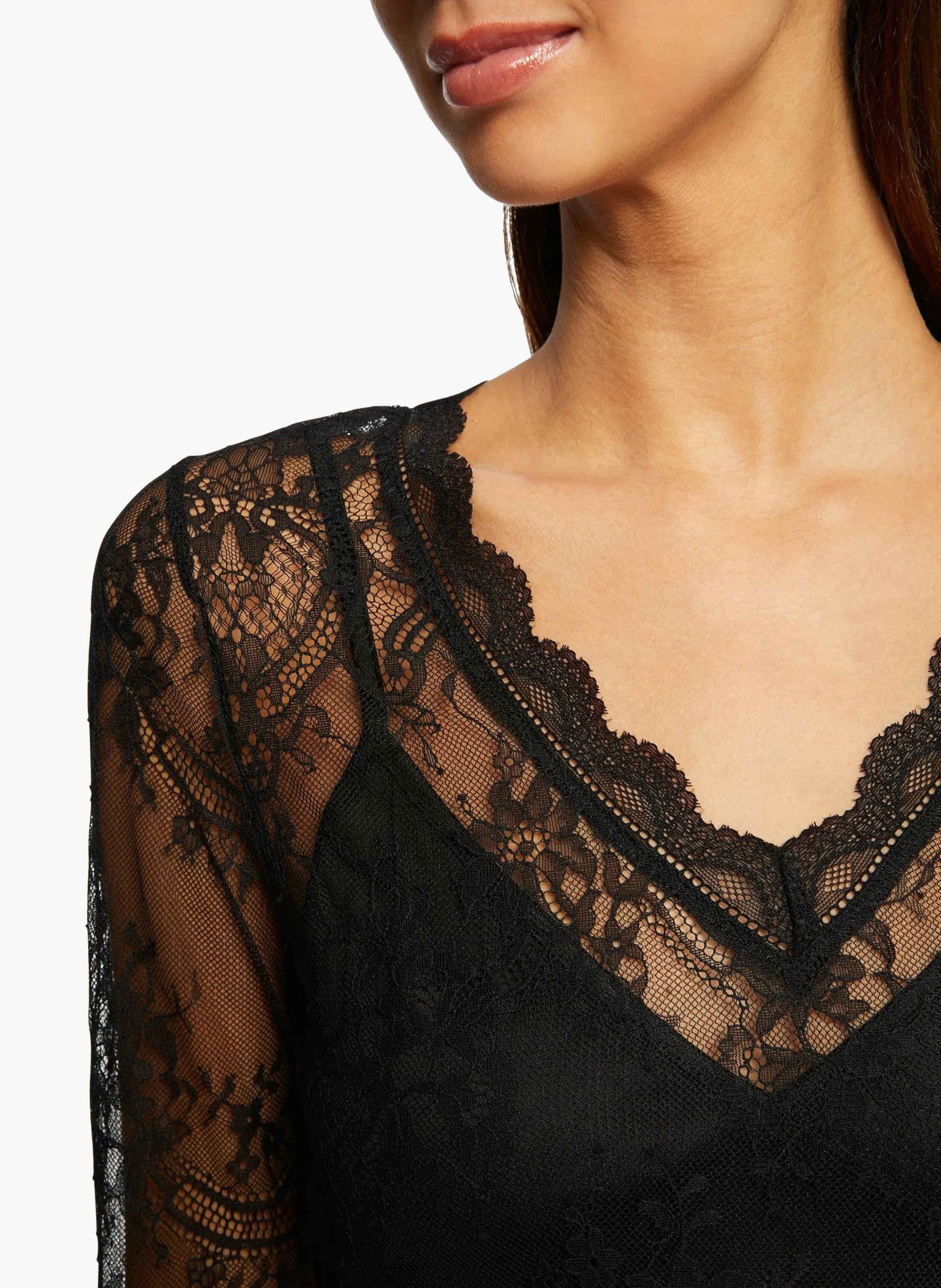 MORGAN TAPA  TOP DE ENCAJE CON CUELLO DE PICO EN NEGRO