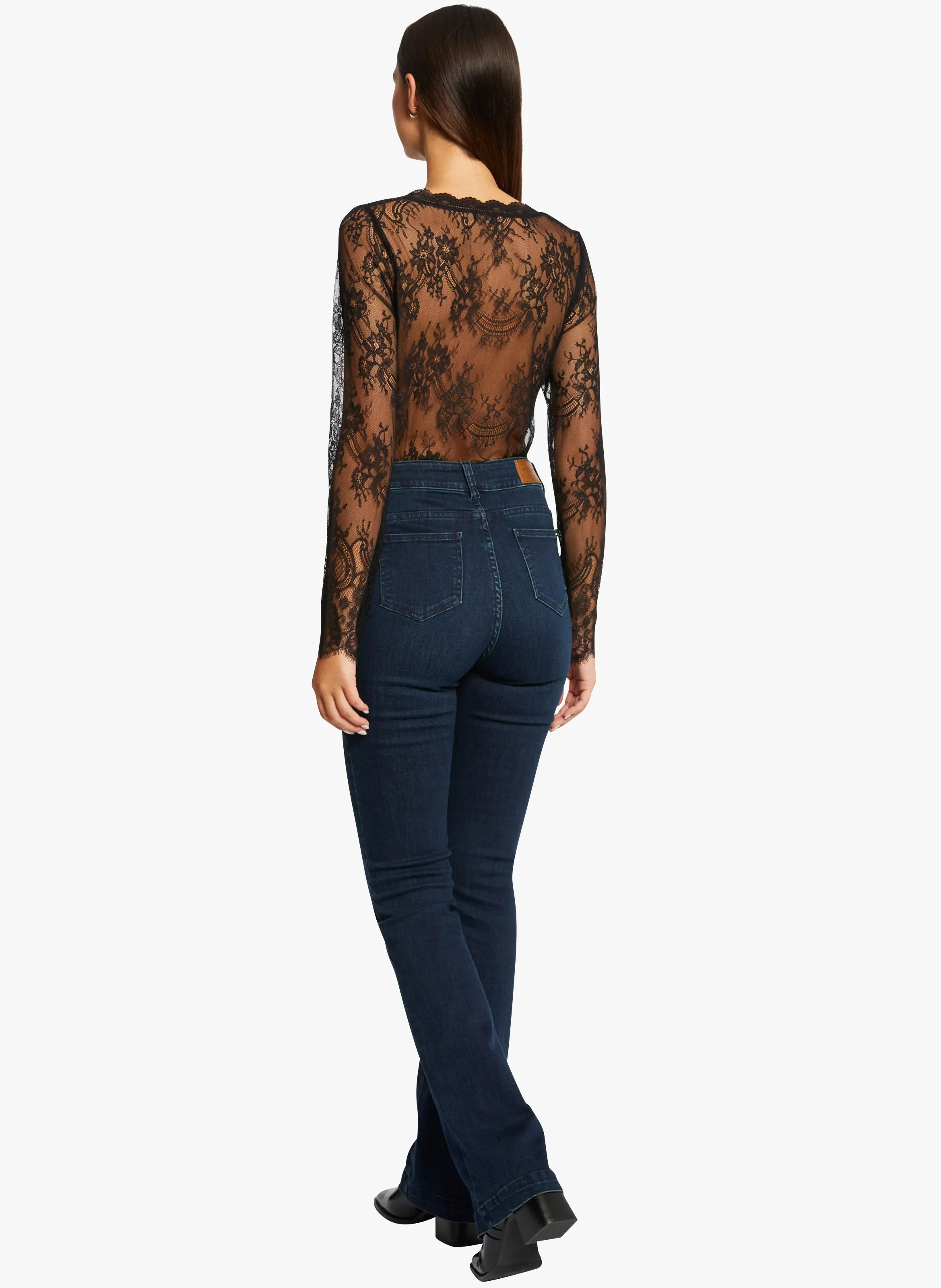 MORGAN TAPA  TOP DE ENCAJE CON CUELLO DE PICO EN NEGRO