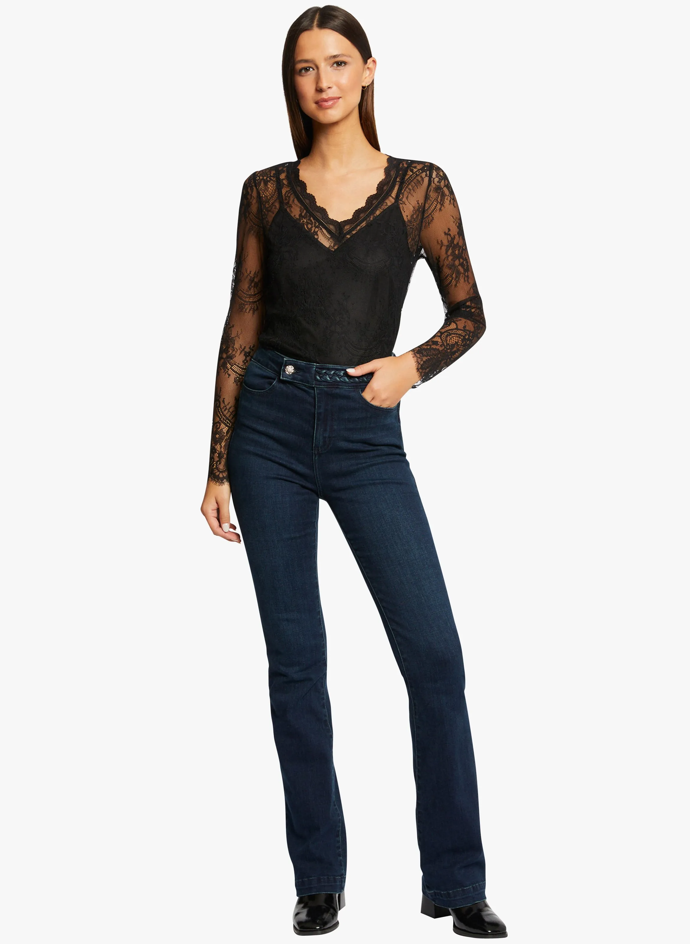 MORGAN TAPA  TOP DE ENCAJE CON CUELLO DE PICO EN NEGRO