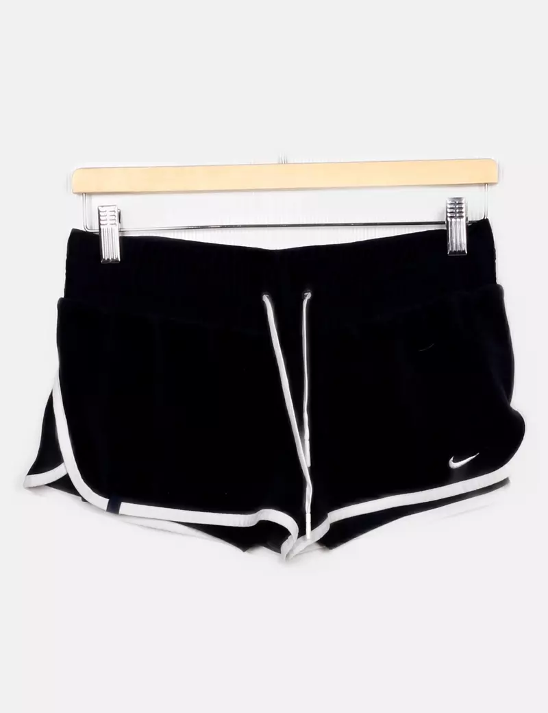 Nike Pantalones de chándal y joggers Cortos