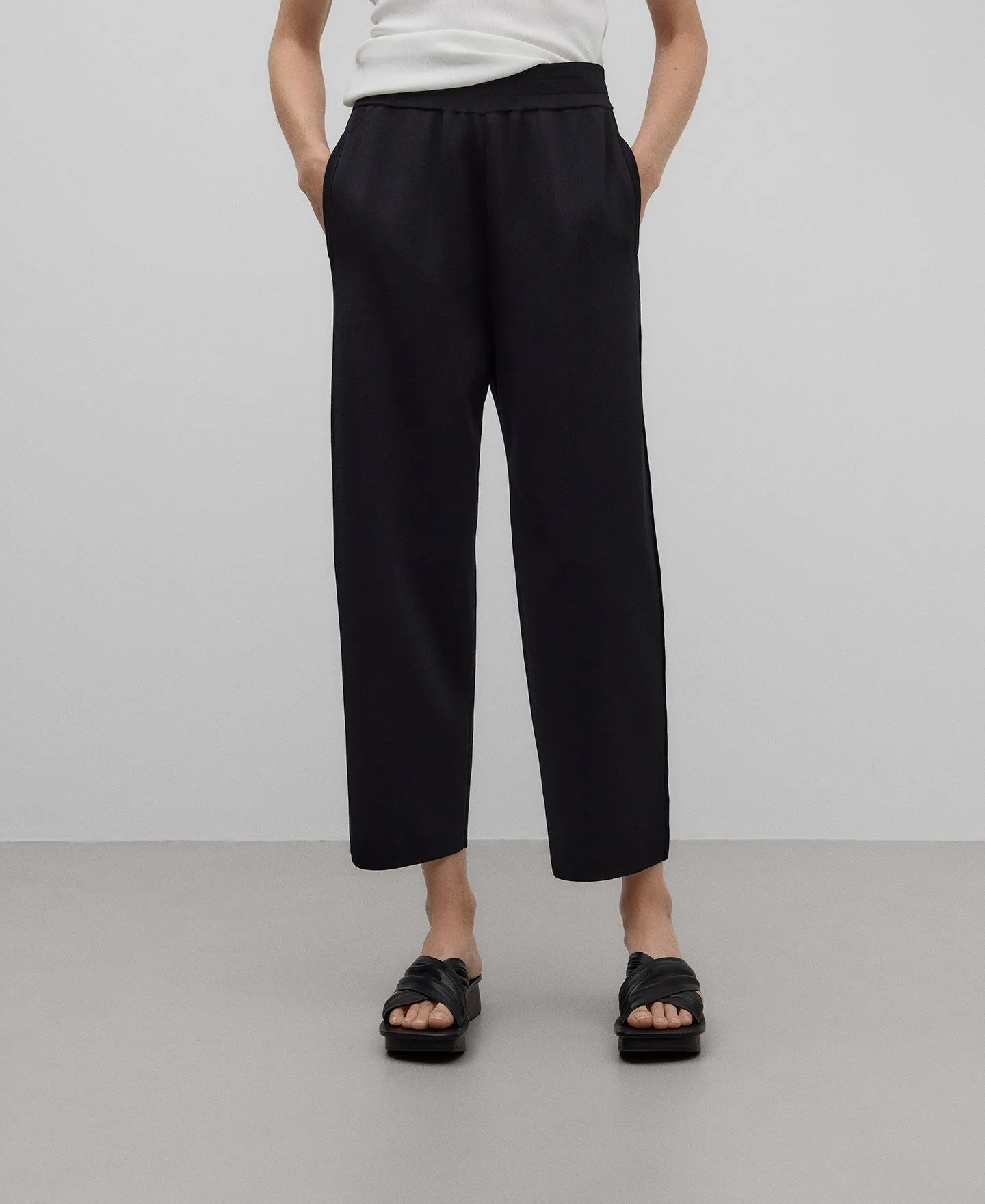 Pantalón banana punto goma negro mujer