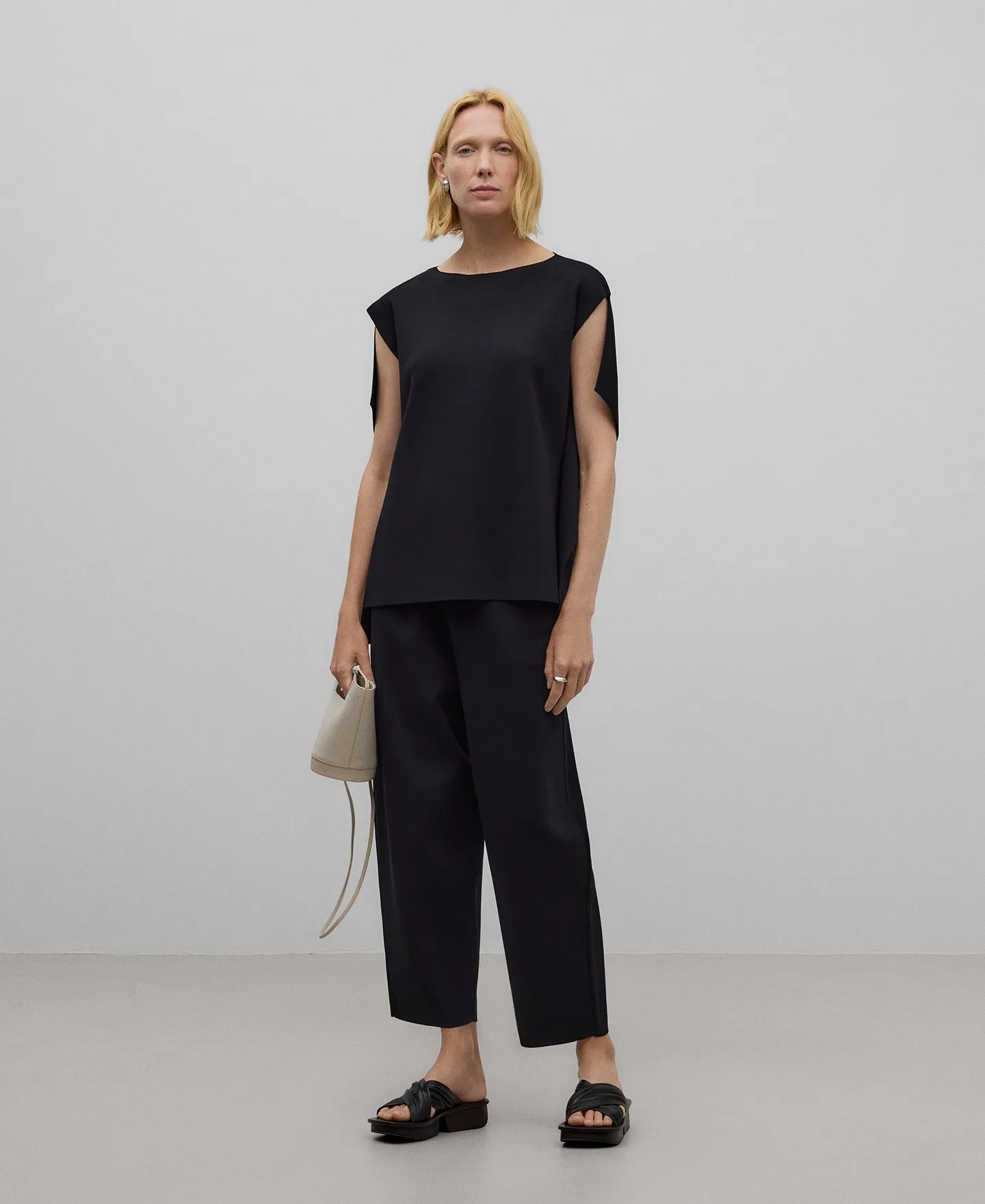 Pantalón banana punto goma negro mujer