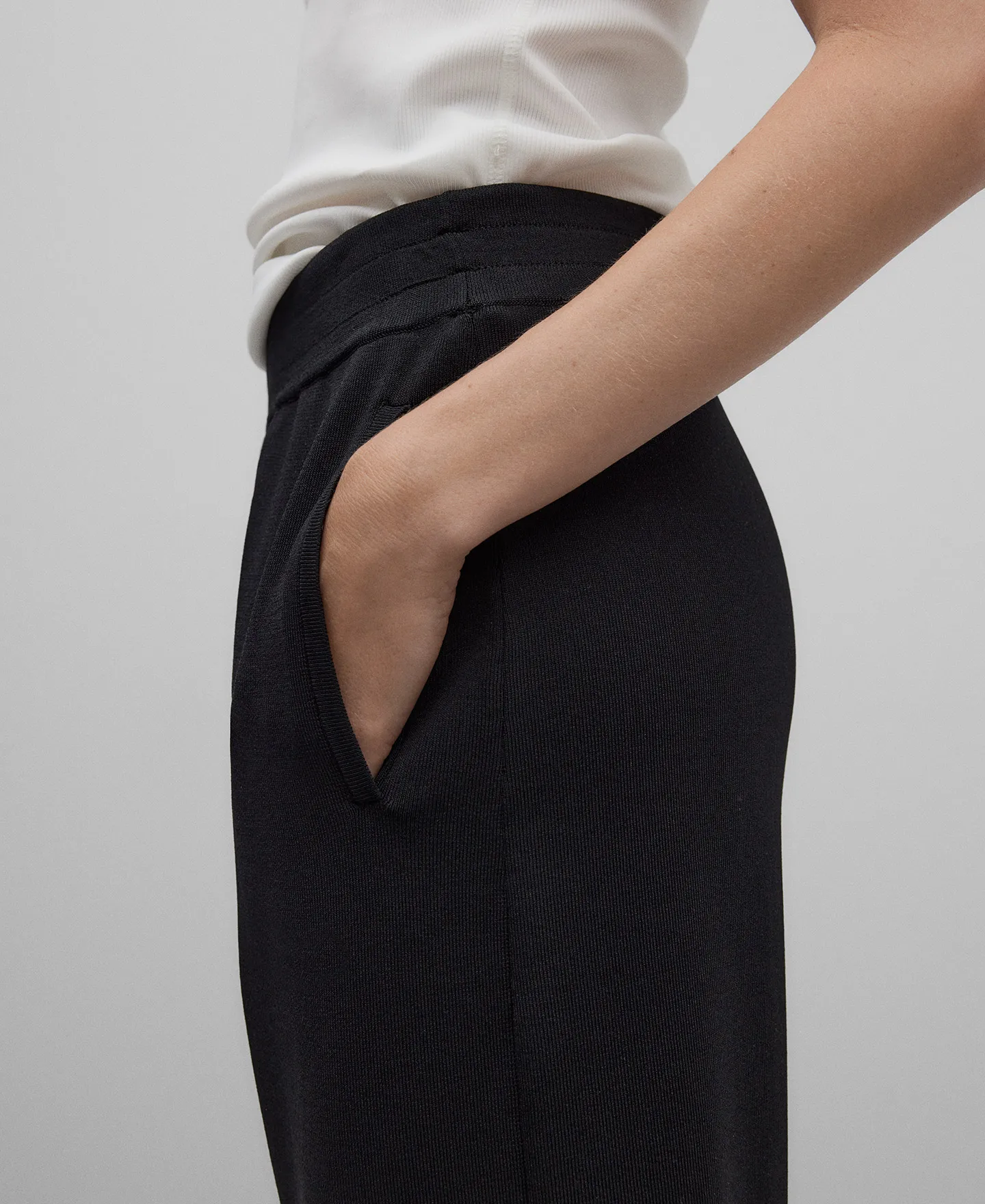 Pantalón banana punto goma negro mujer