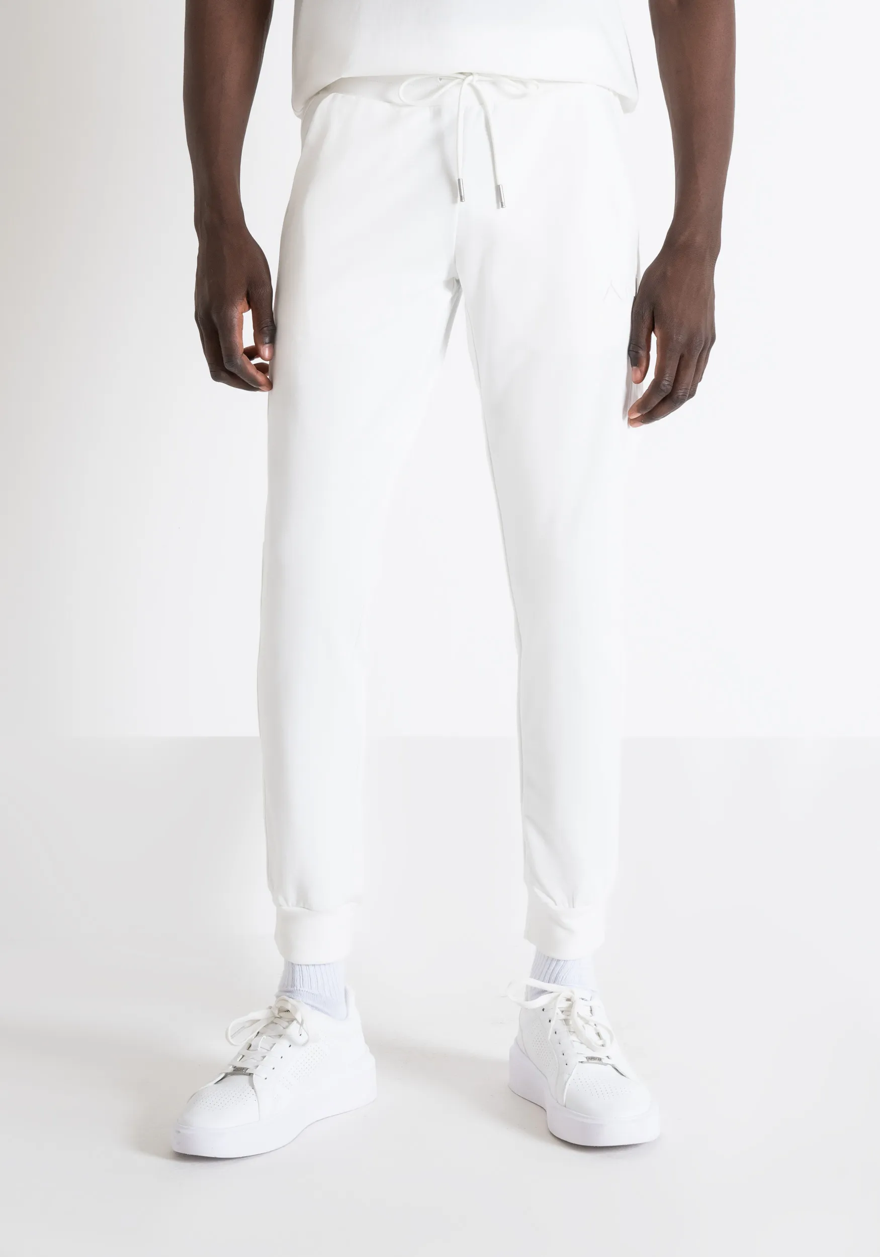 PANTALONES DE CHÁNDAL DE CORTE AJUSTADO CON LOGOTIPO BORDADO