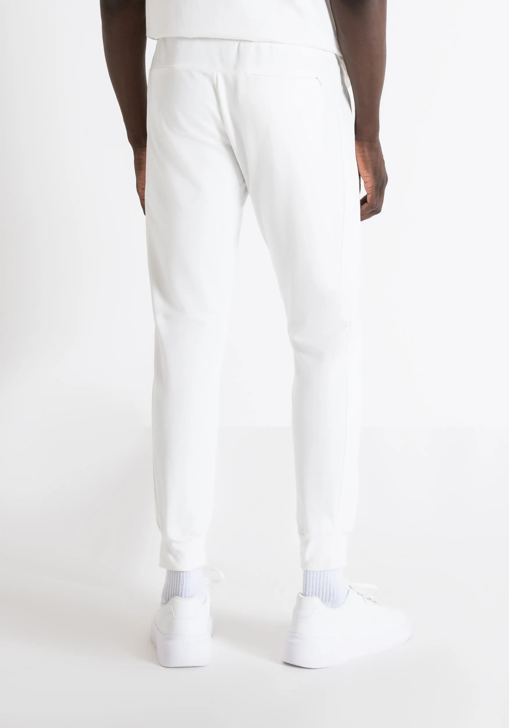 PANTALONES DE CHÁNDAL DE CORTE AJUSTADO CON LOGOTIPO BORDADO