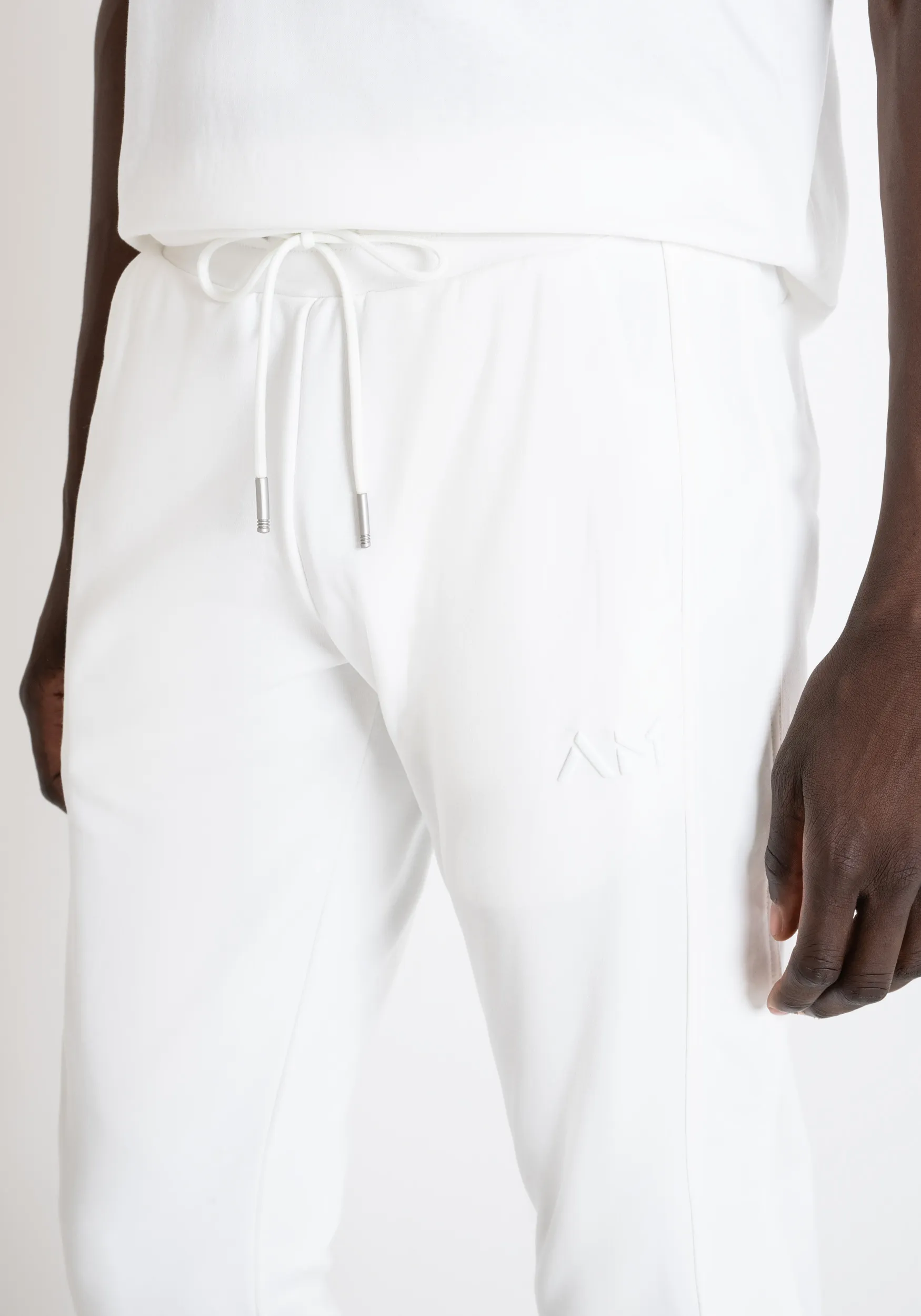 PANTALONES DE CHÁNDAL DE CORTE AJUSTADO CON LOGOTIPO BORDADO