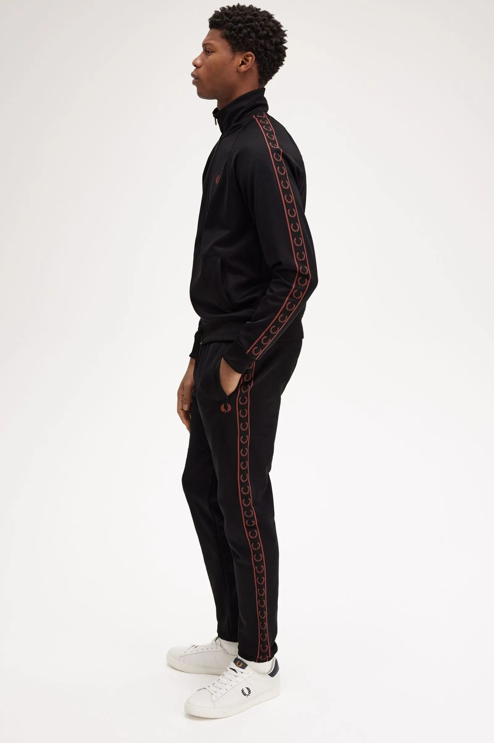 Pantalones de chándal con cinta deportiva en contraste