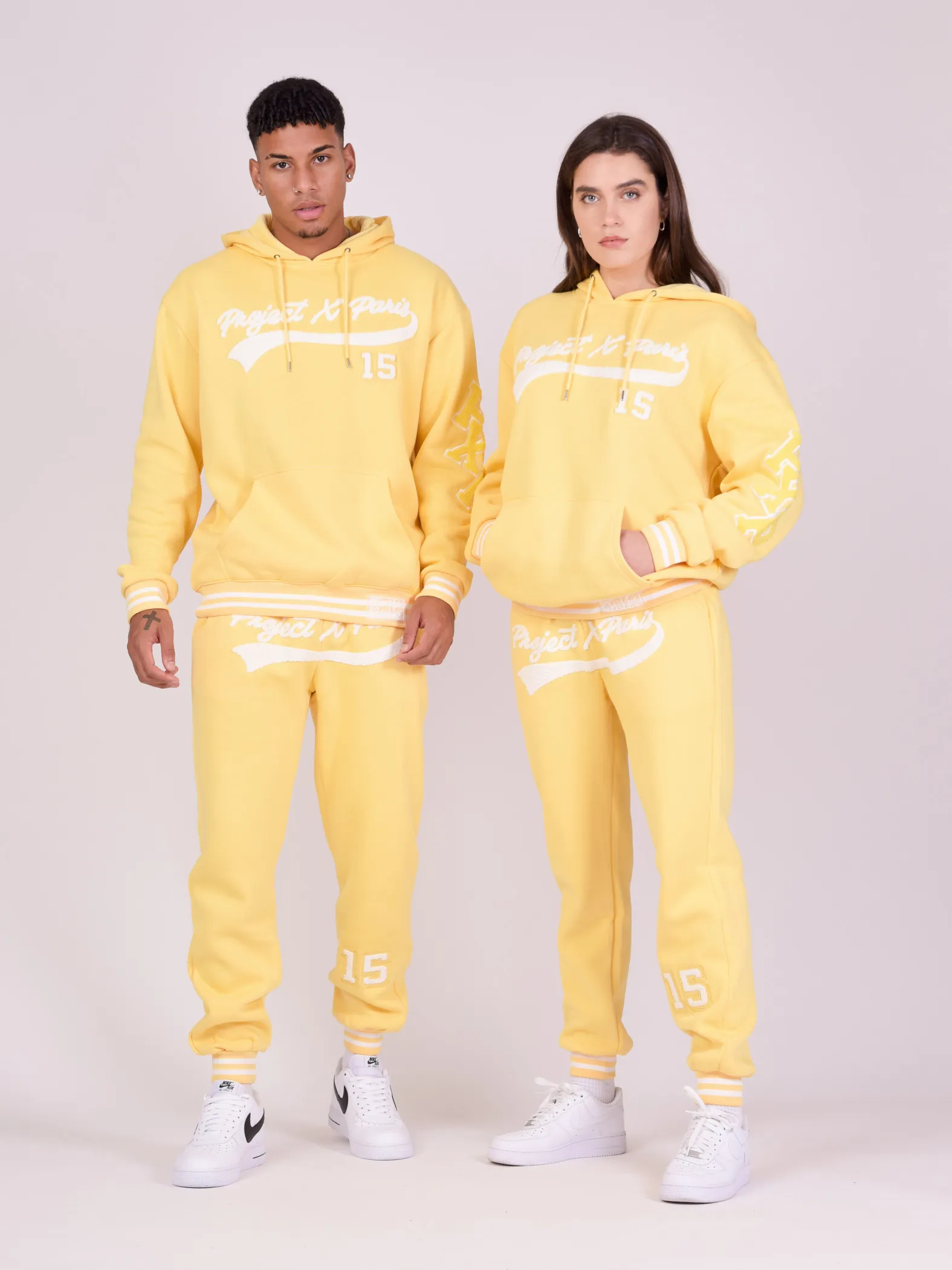 Pantalones de chándal universitarios con logotipo