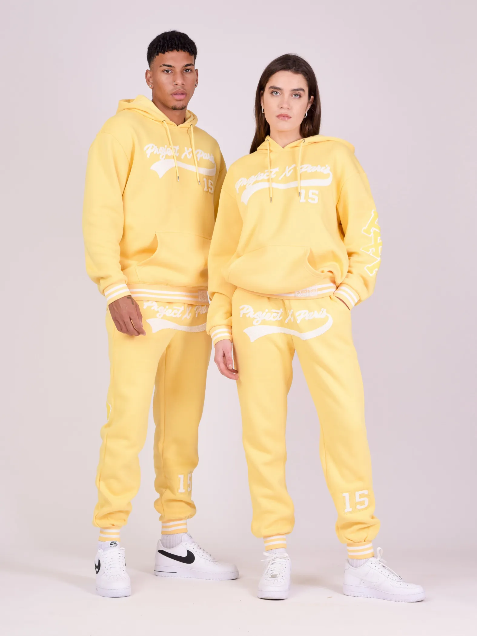 Pantalones de chándal universitarios con logotipo