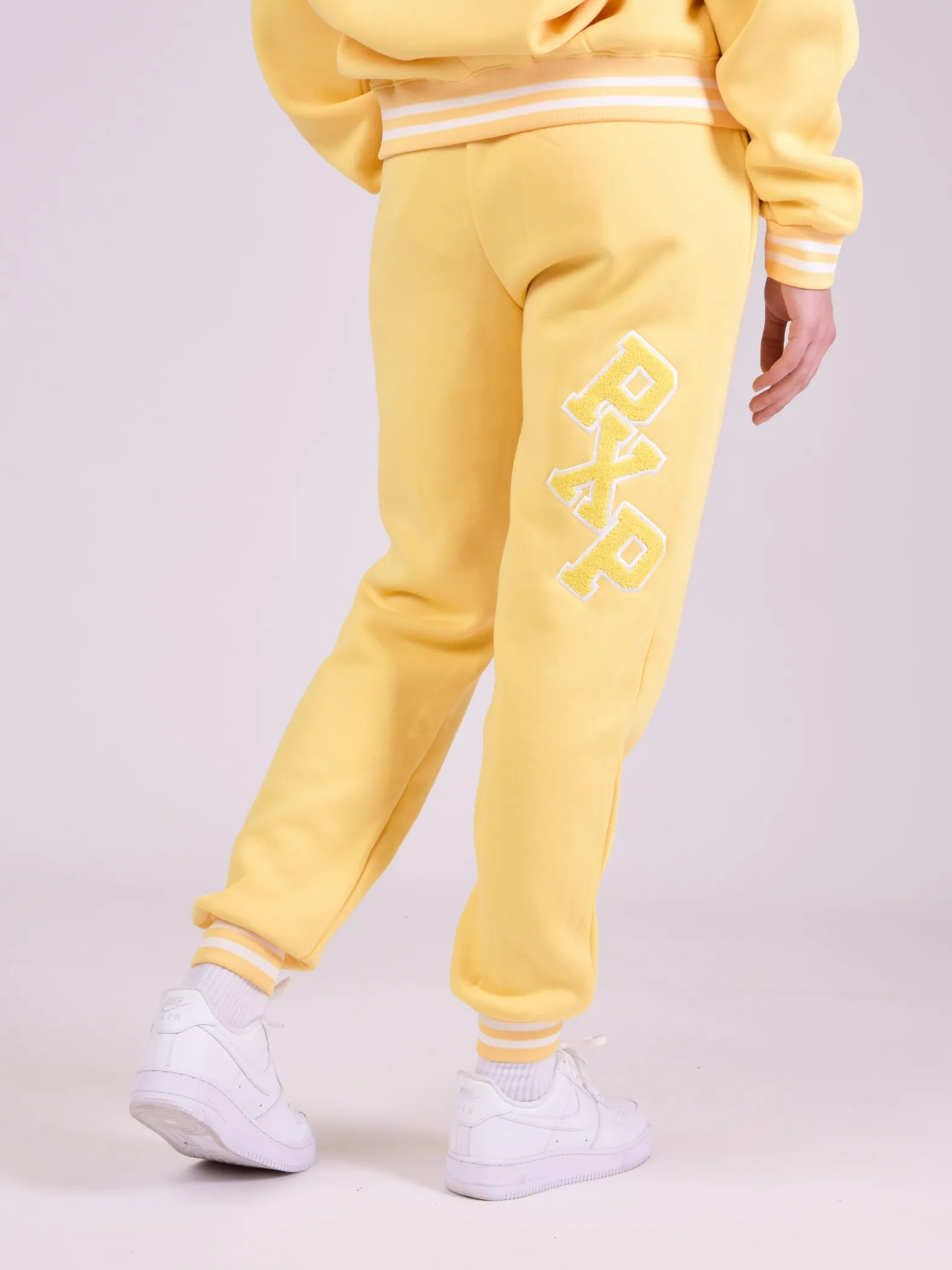 Pantalones de chándal universitarios con logotipo