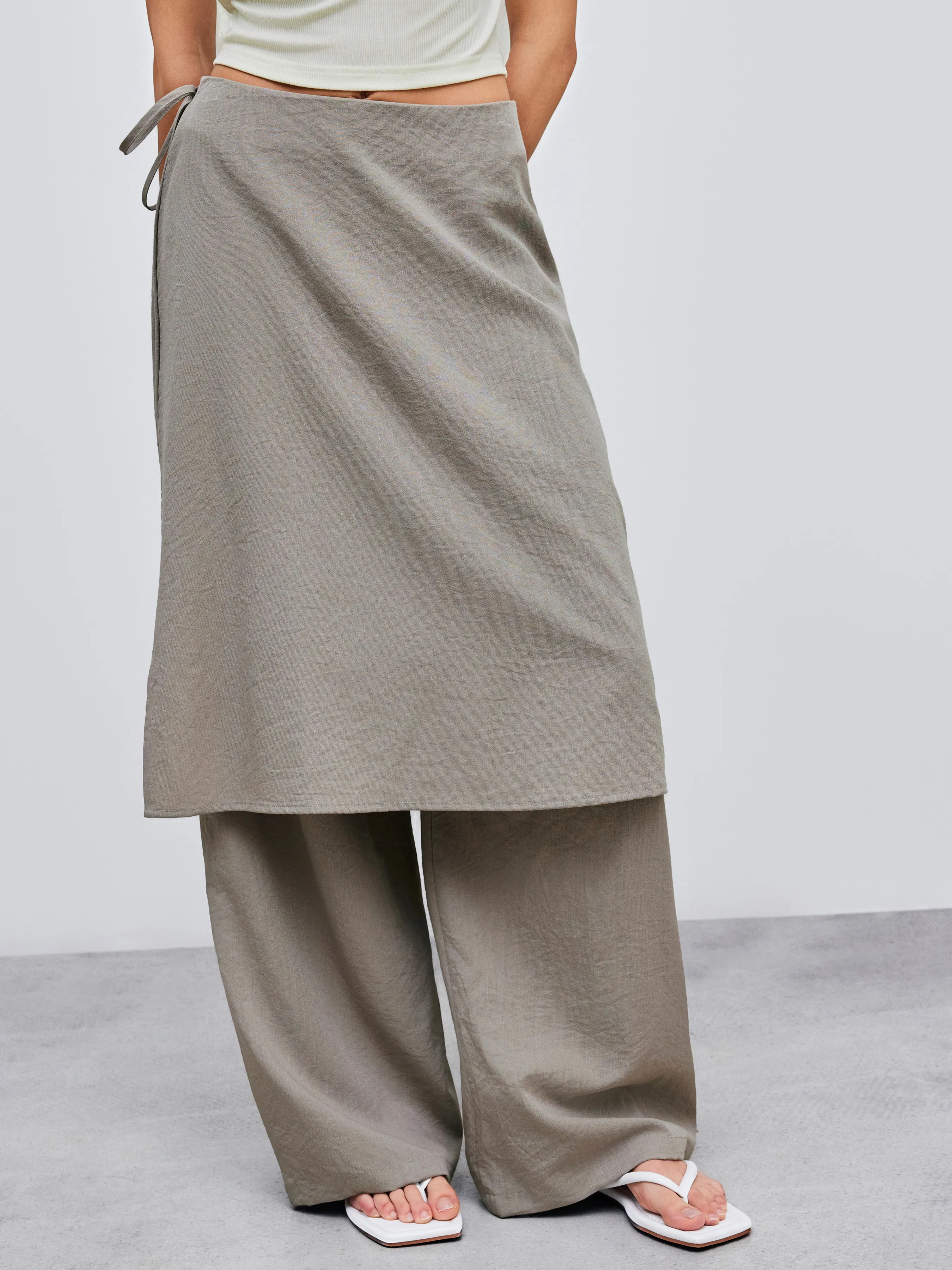 Pantalón ancho tejido de talle medio con nudo sólido