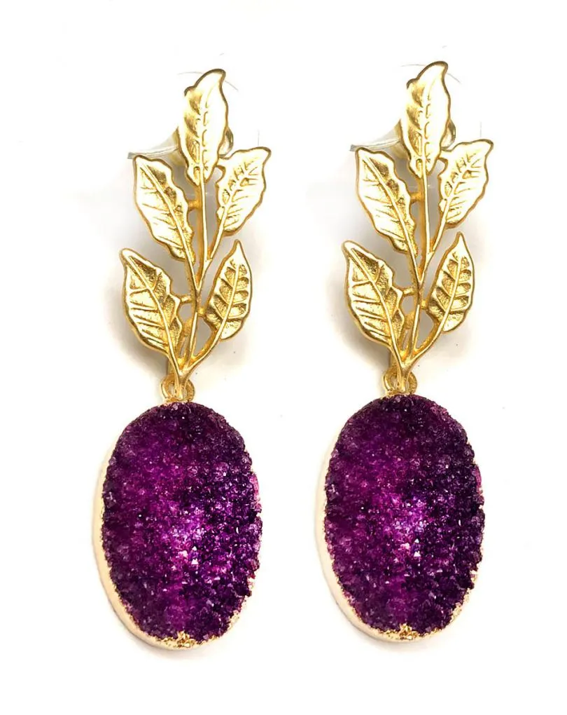PENDIENTES FUCSIA DE PIEDRAS DRUSAS Y HOJITAS EN DORADO MATE