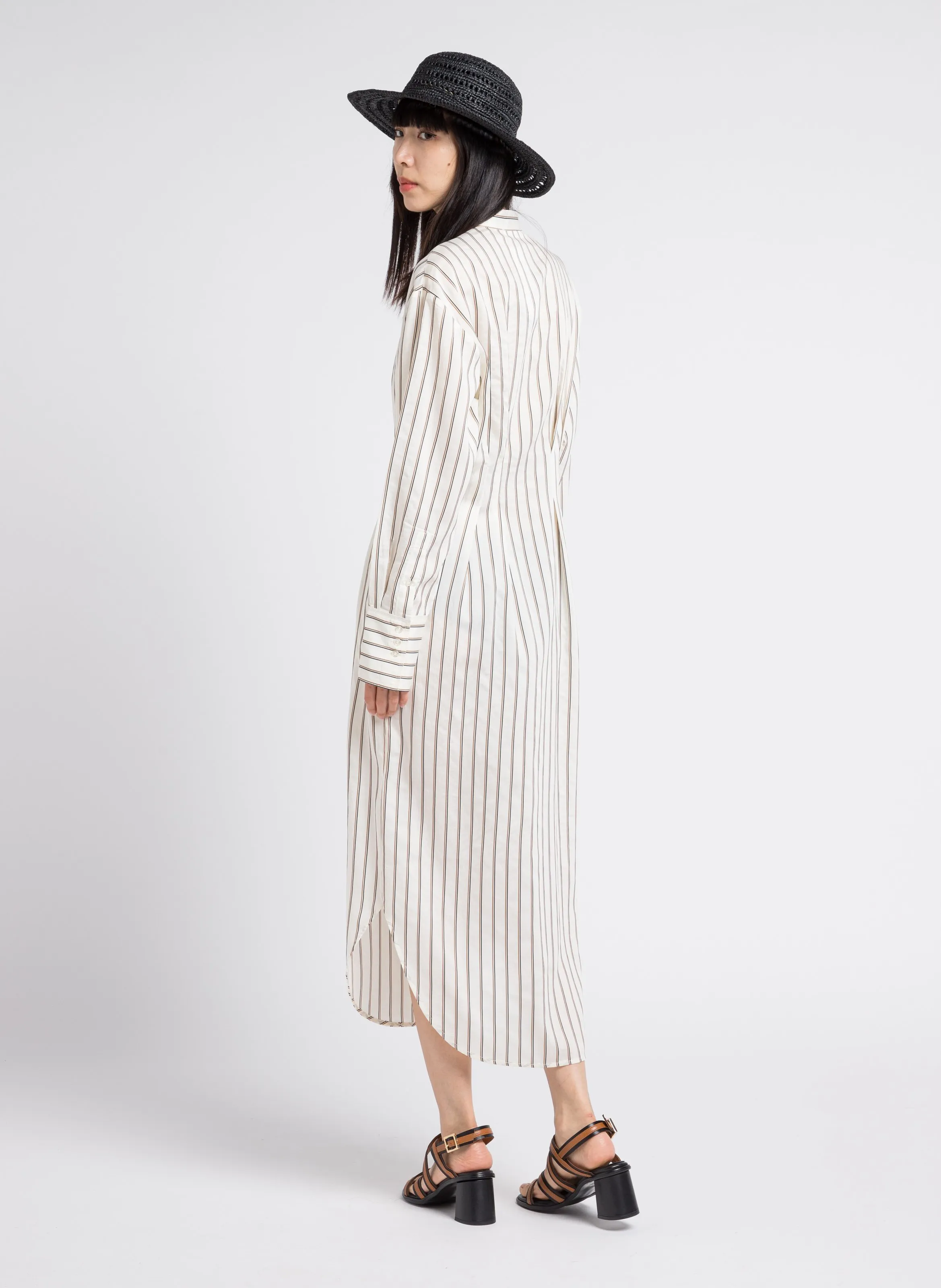 SABOSSE  VESTIDO LARGO AJUSTADO CON CUELLO MAO EN BLANCO