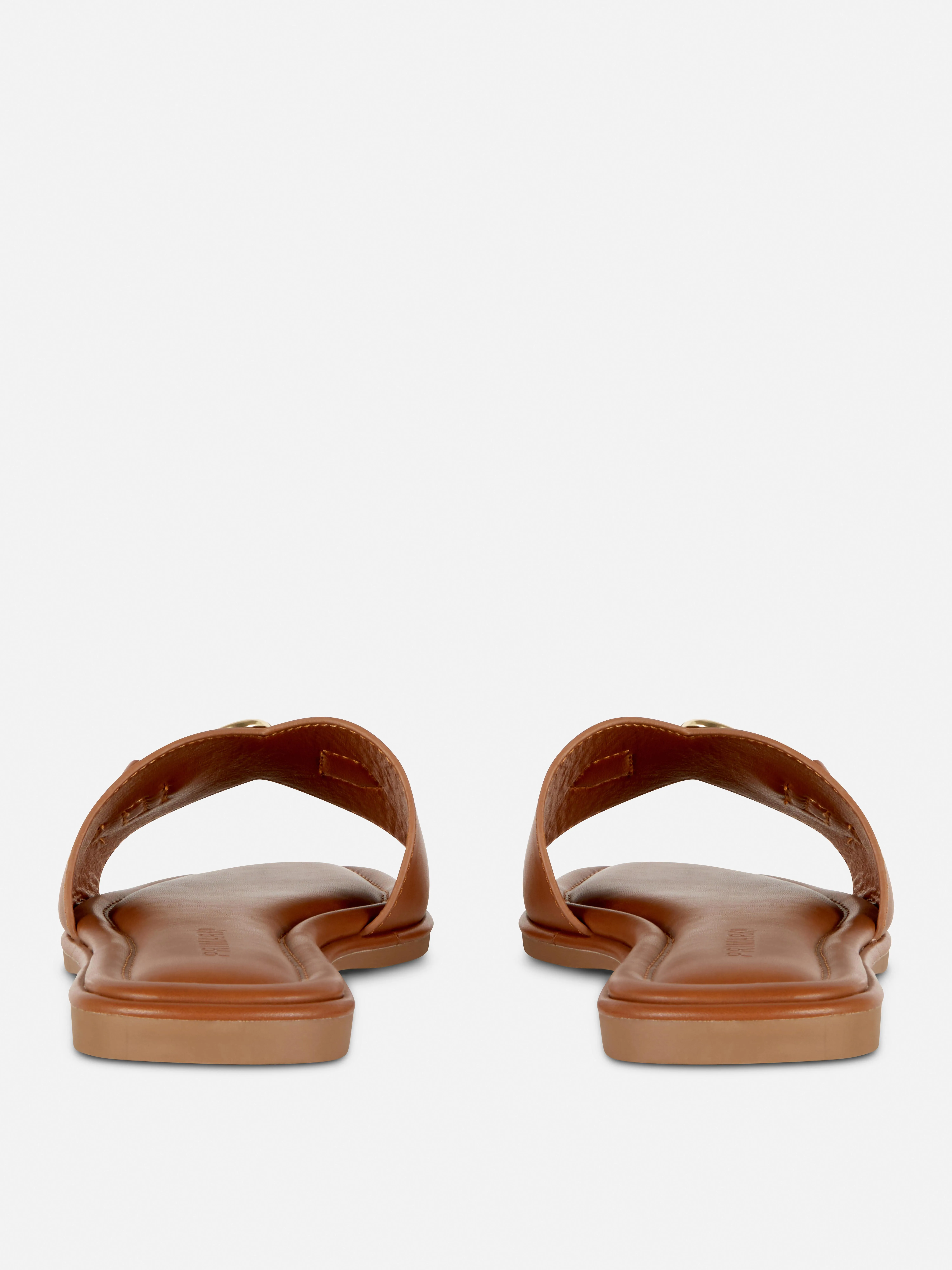 Sandalias con tira y hebilla