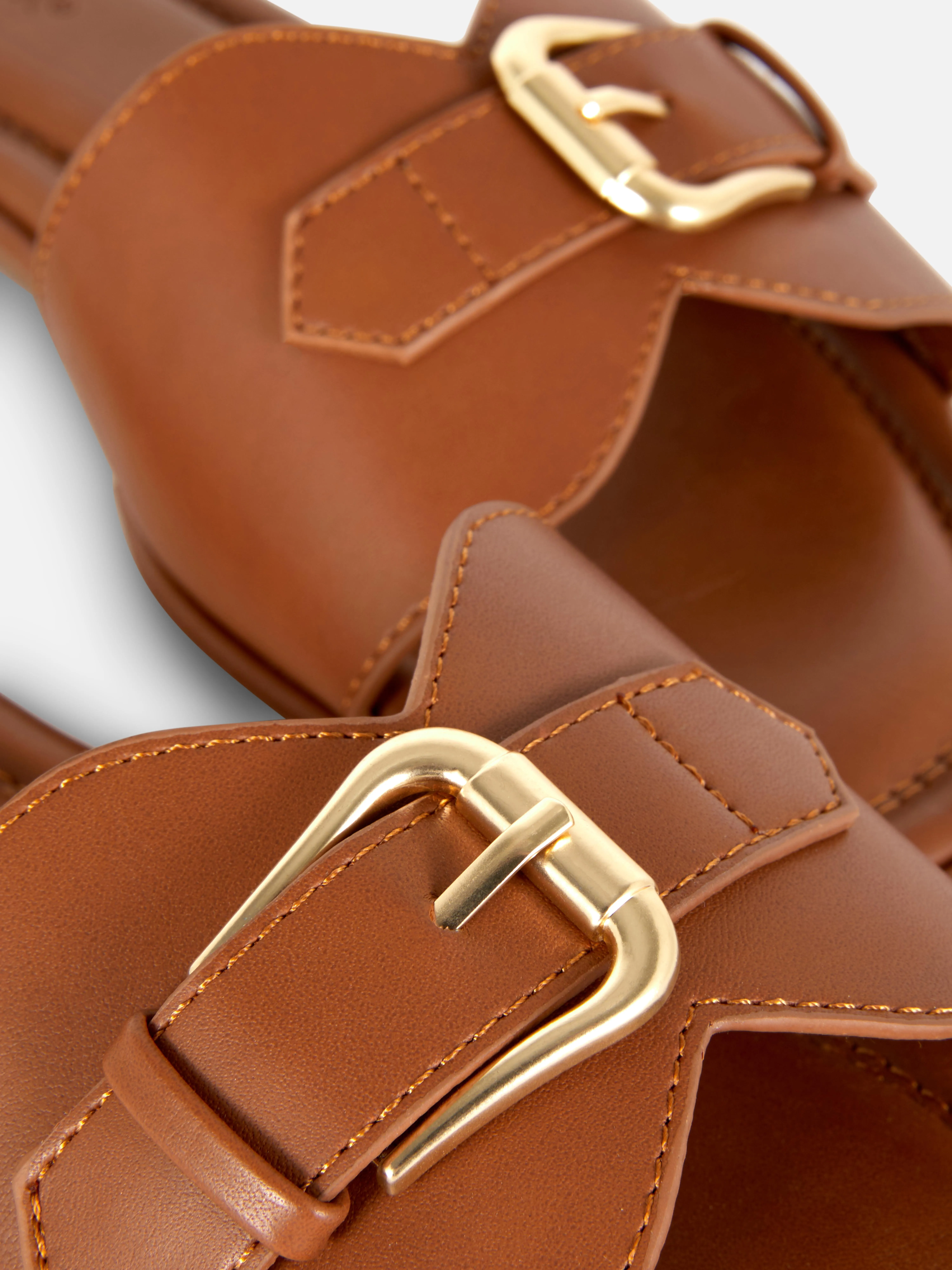 Sandalias con tira y hebilla