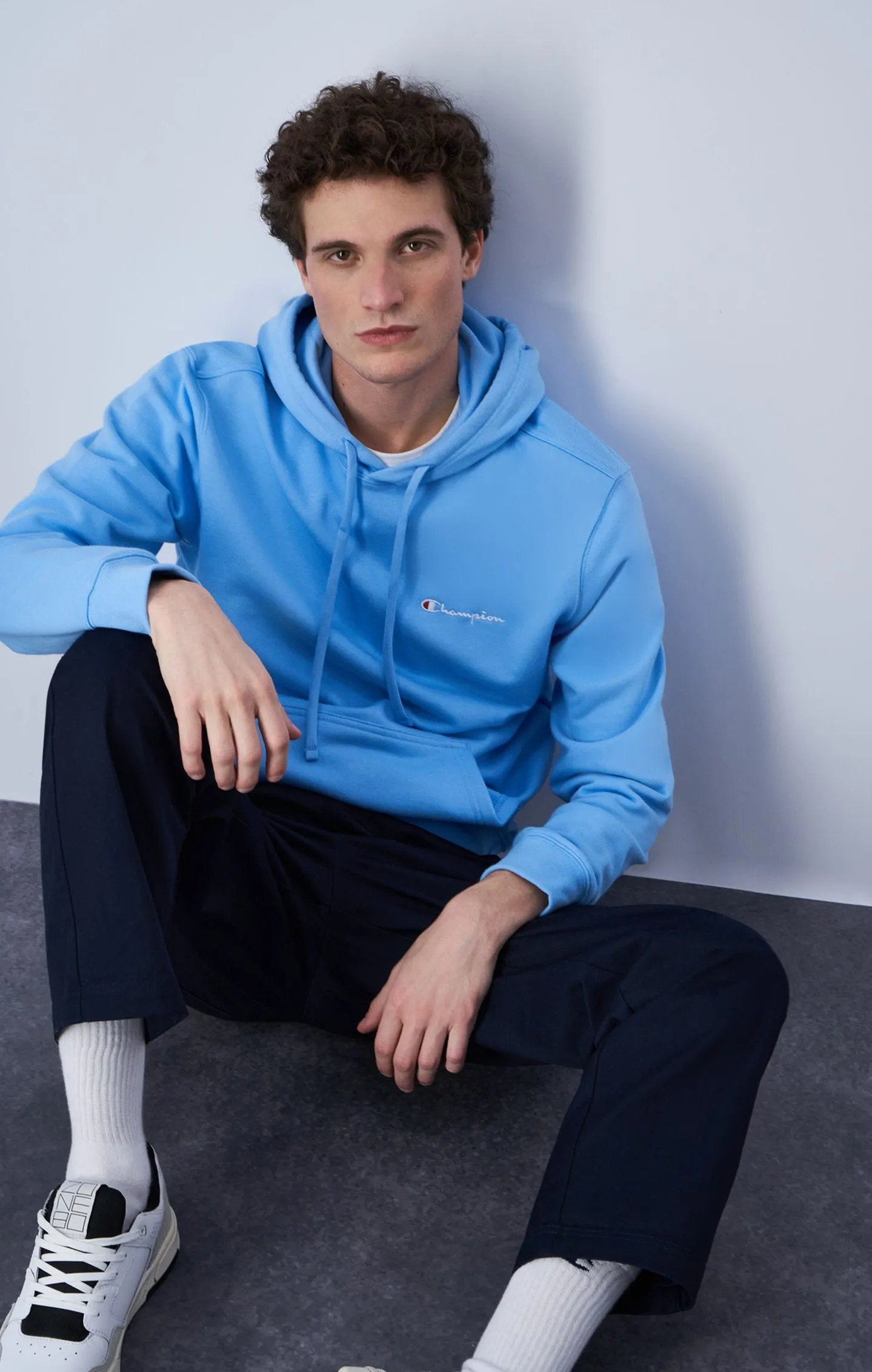 Sudadera con capucha y bordado de logotipo pequeño