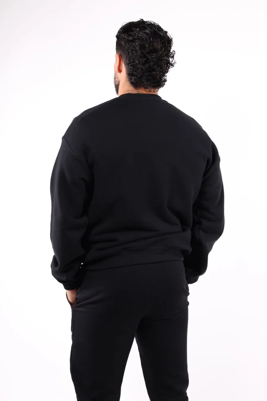 Sudadera negra con logo 