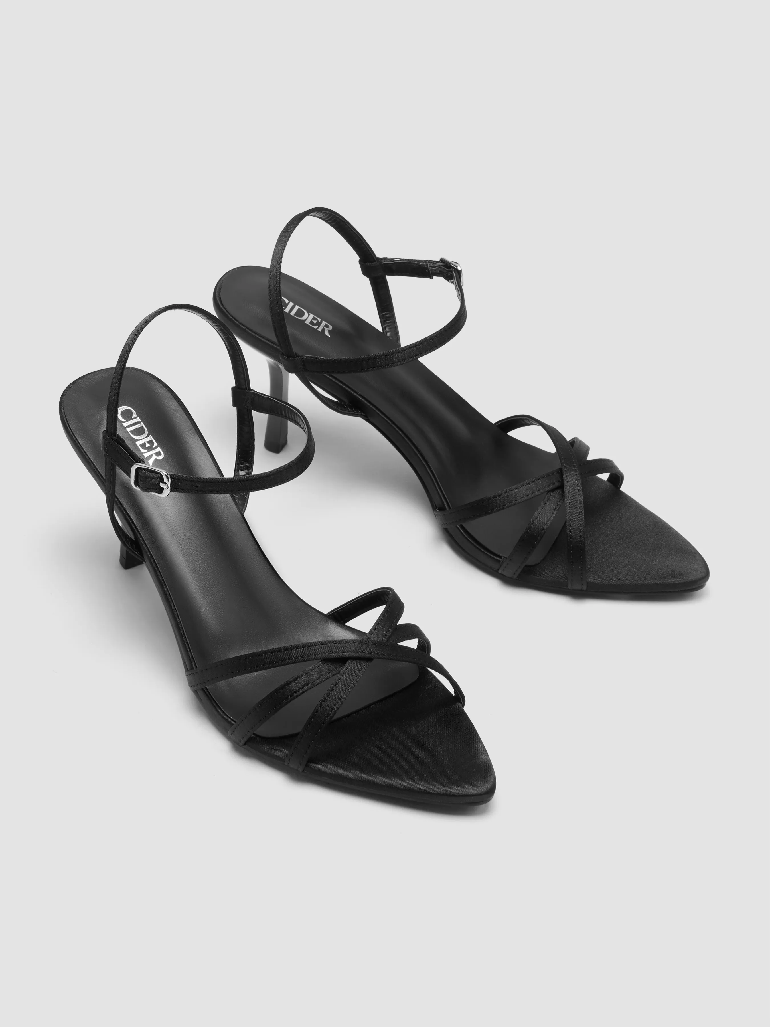 Tacones con correa trasera