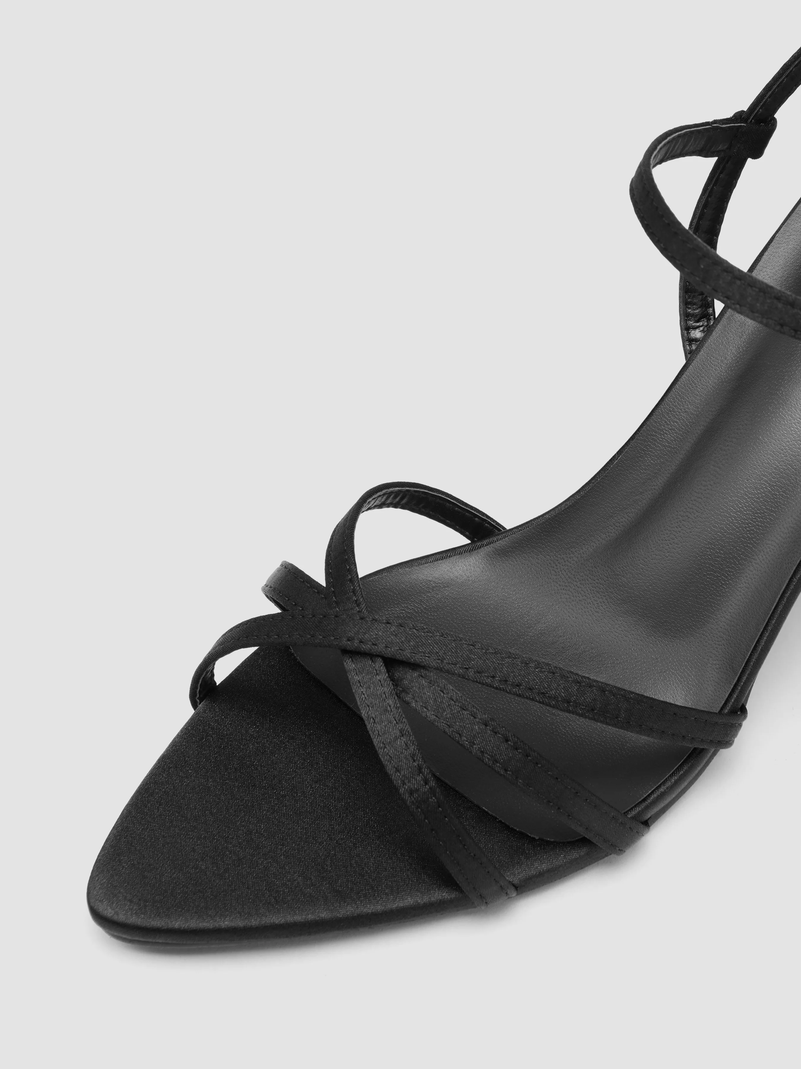 Tacones con correa trasera