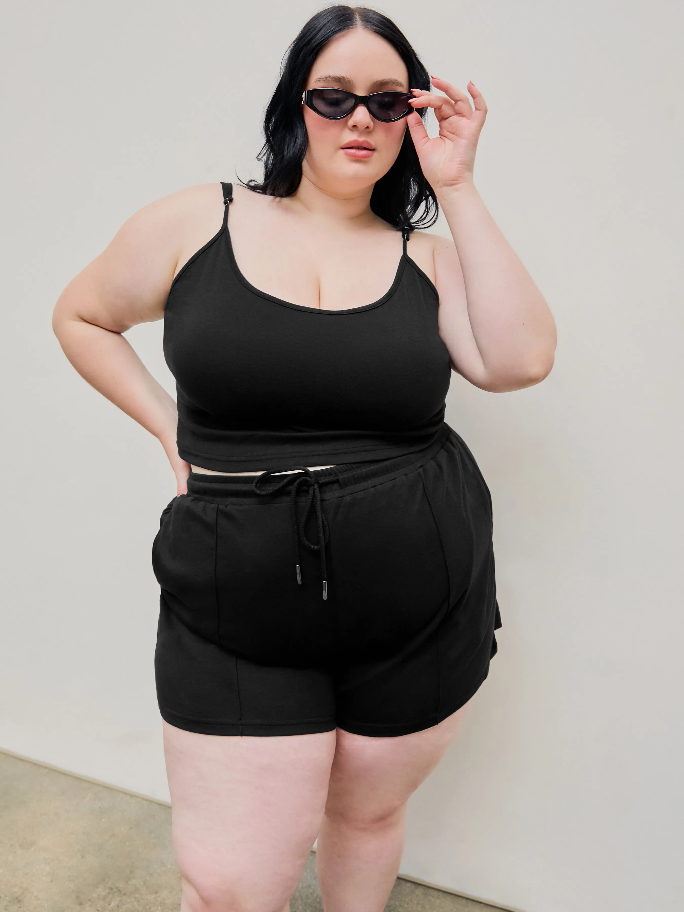 Top Cami Crop con escote en U y conjunto de shorts anchos con cordón ajustable Curvy