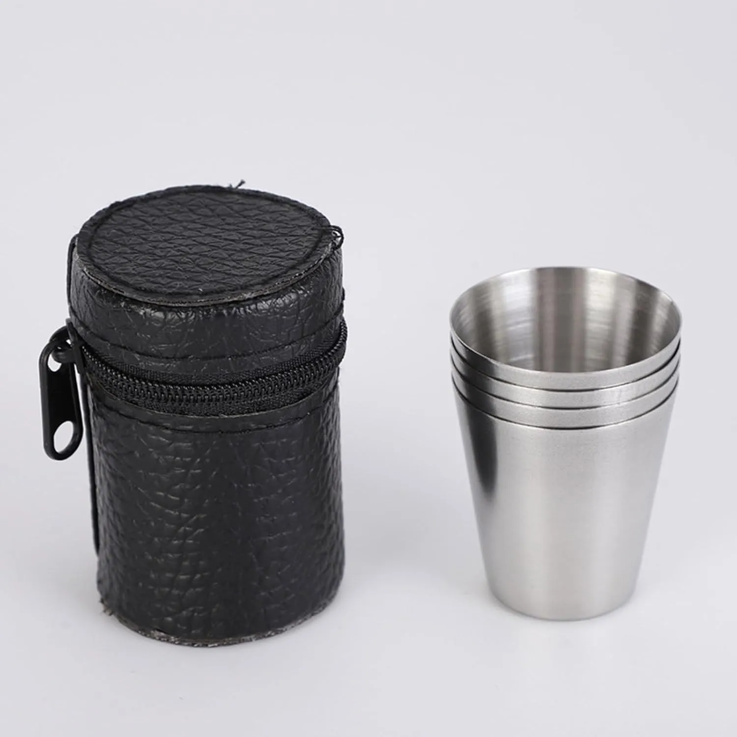 Vdaxvme Paquete de 4 vasos de chupito de acero inoxidable apilables para acampar y actividades al aire libre con piel sintética