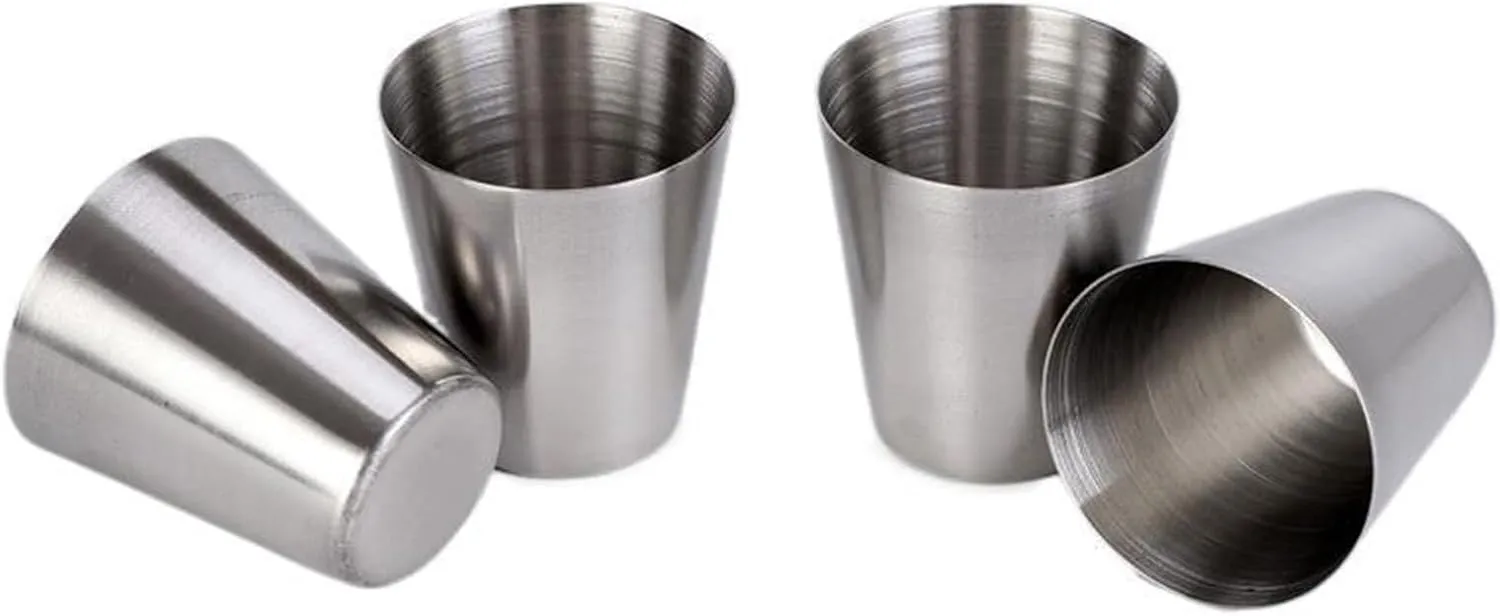Vdaxvme Paquete de 4 vasos de chupito de acero inoxidable apilables para acampar y actividades al aire libre con piel sintética