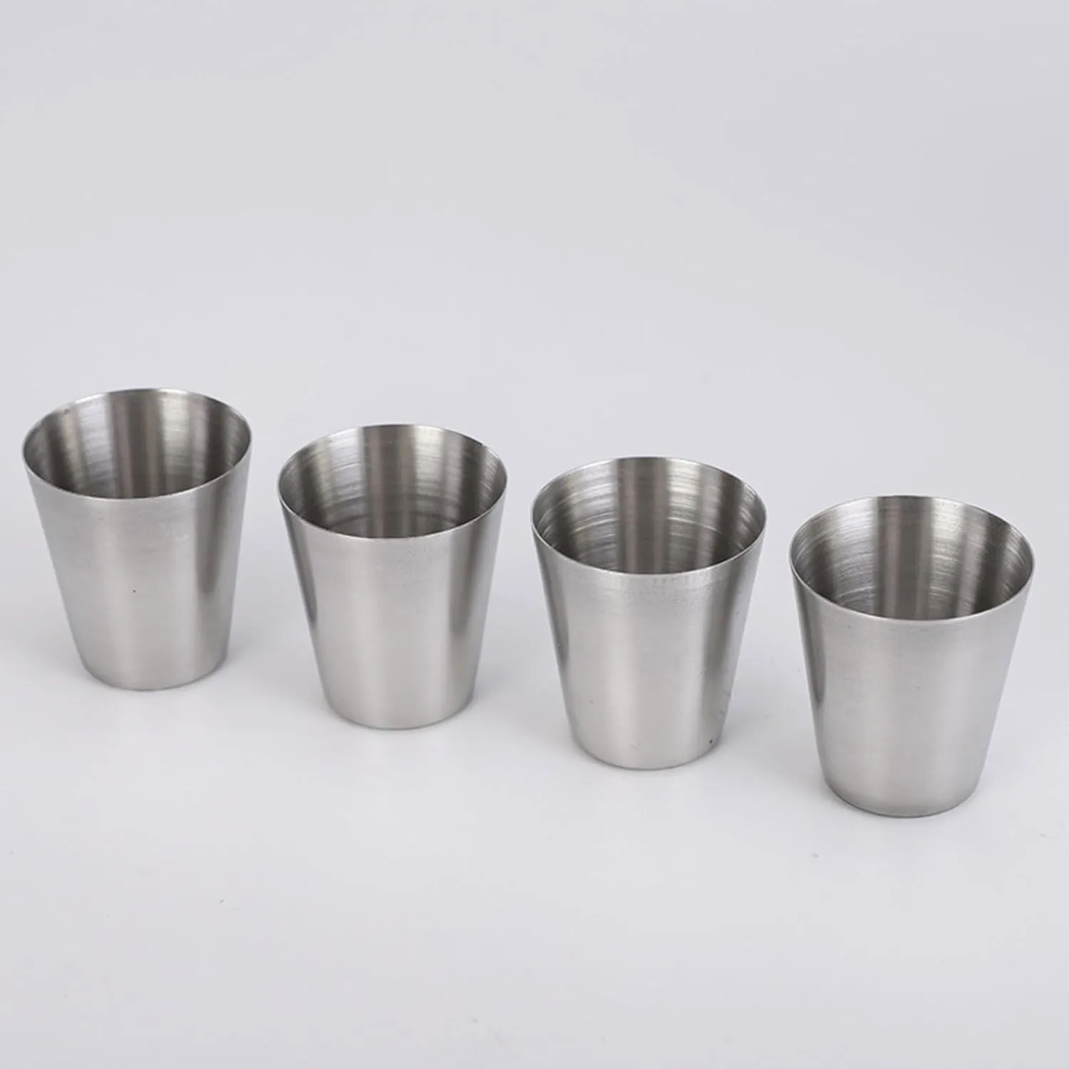 Vdaxvme Paquete de 4 vasos de chupito de acero inoxidable apilables para acampar y actividades al aire libre con piel sintética
