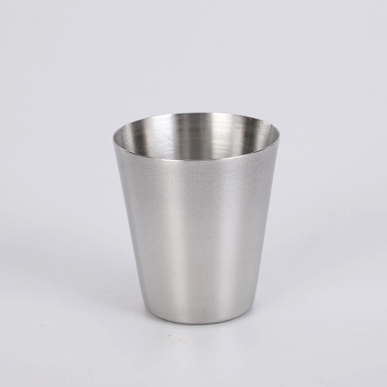 Vdaxvme Paquete de 4 vasos de chupito de acero inoxidable apilables para acampar y actividades al aire libre con piel sintética