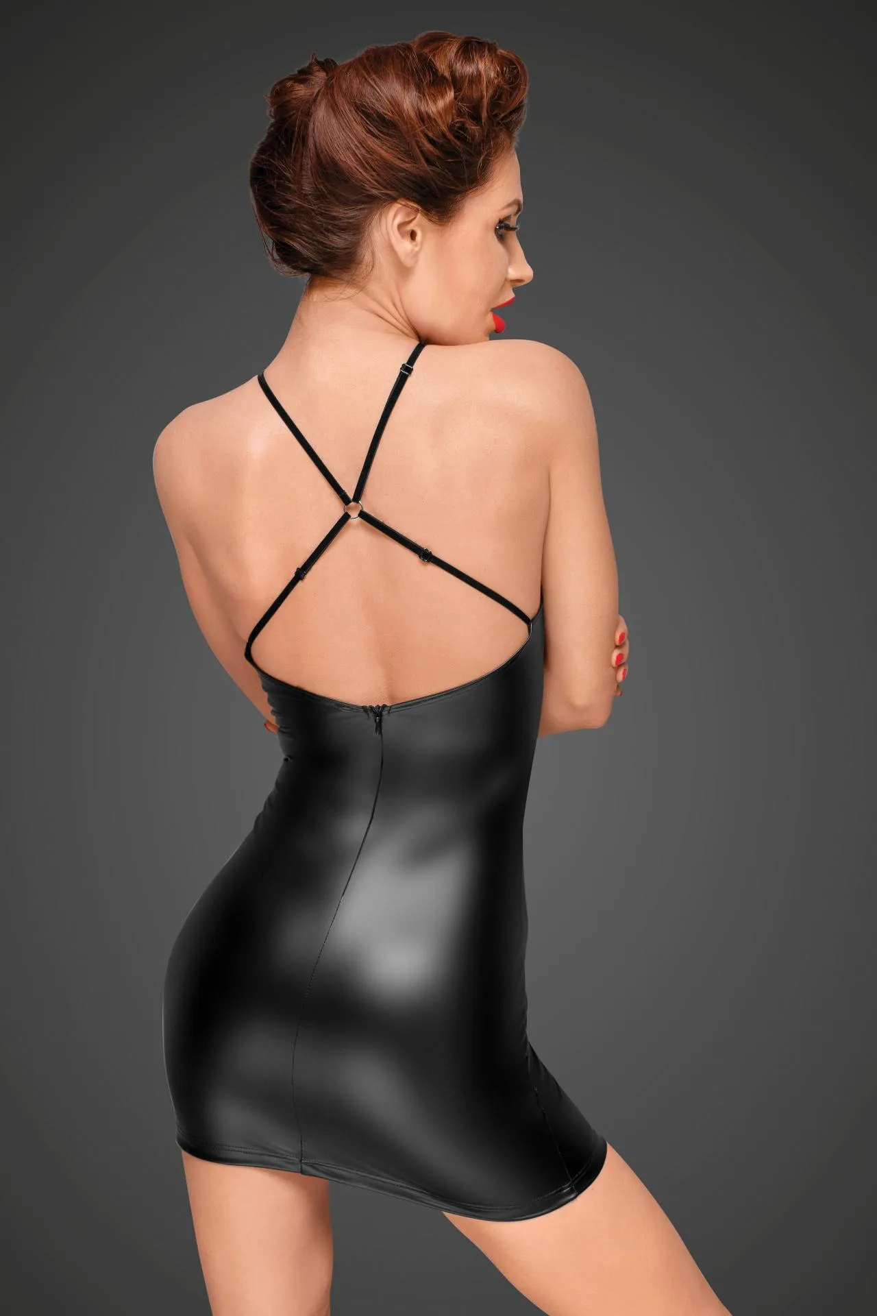 Vestido de cuero corto y apretado
