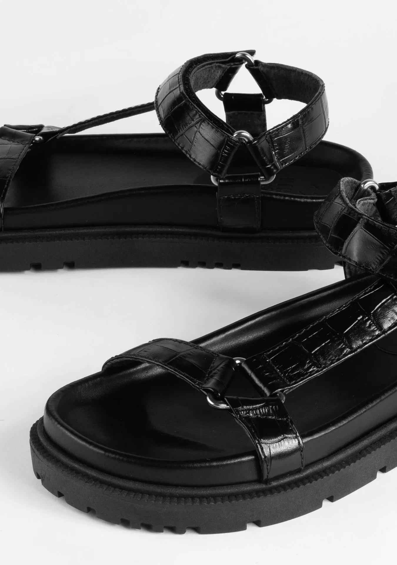 Vinci Shoes Morgan Croc Embossed Black Sandals