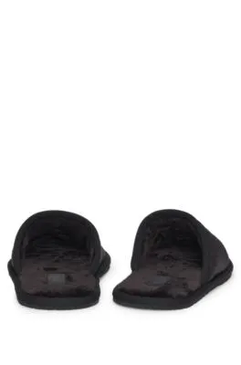 Zapatillas de casa con forro polar, empeines con monogramas y talón abierto