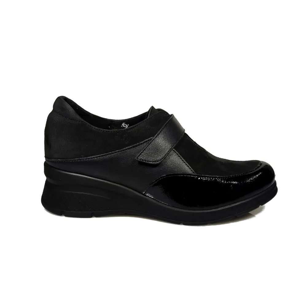 Zapato con velcro.