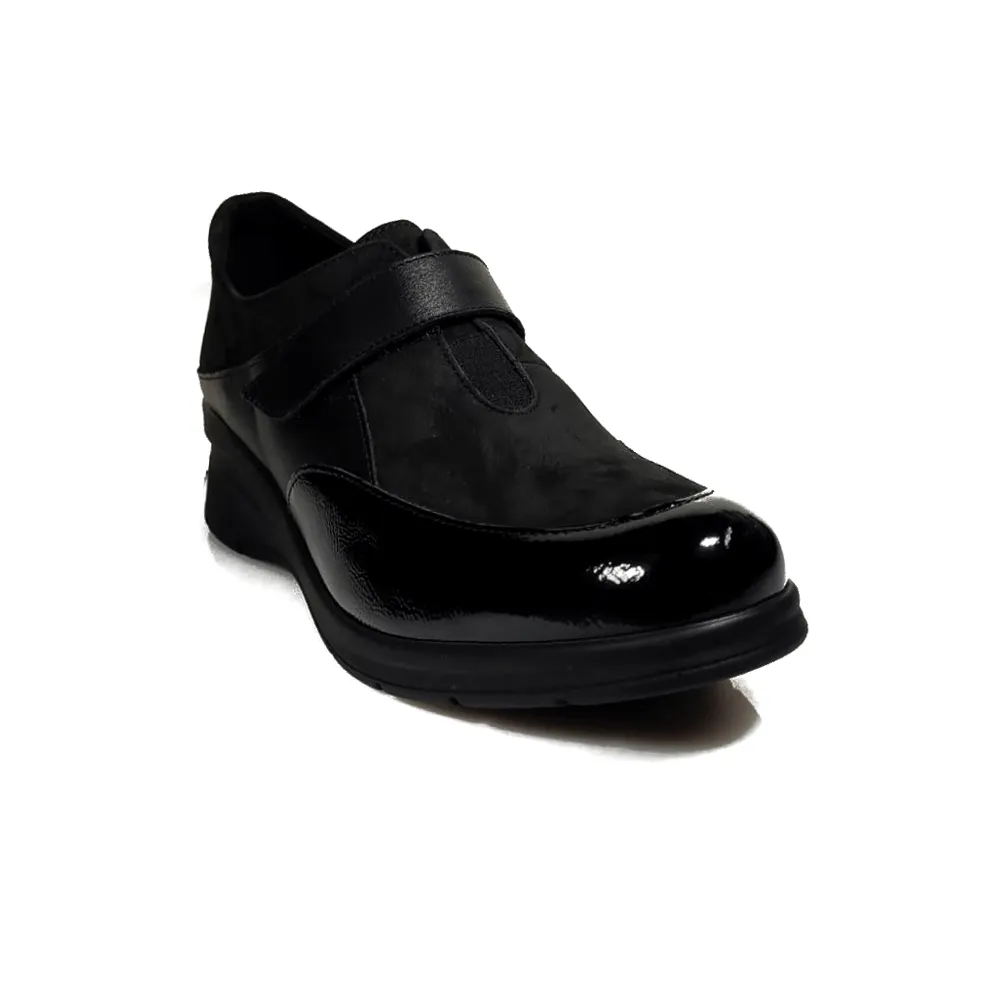 Zapato con velcro.